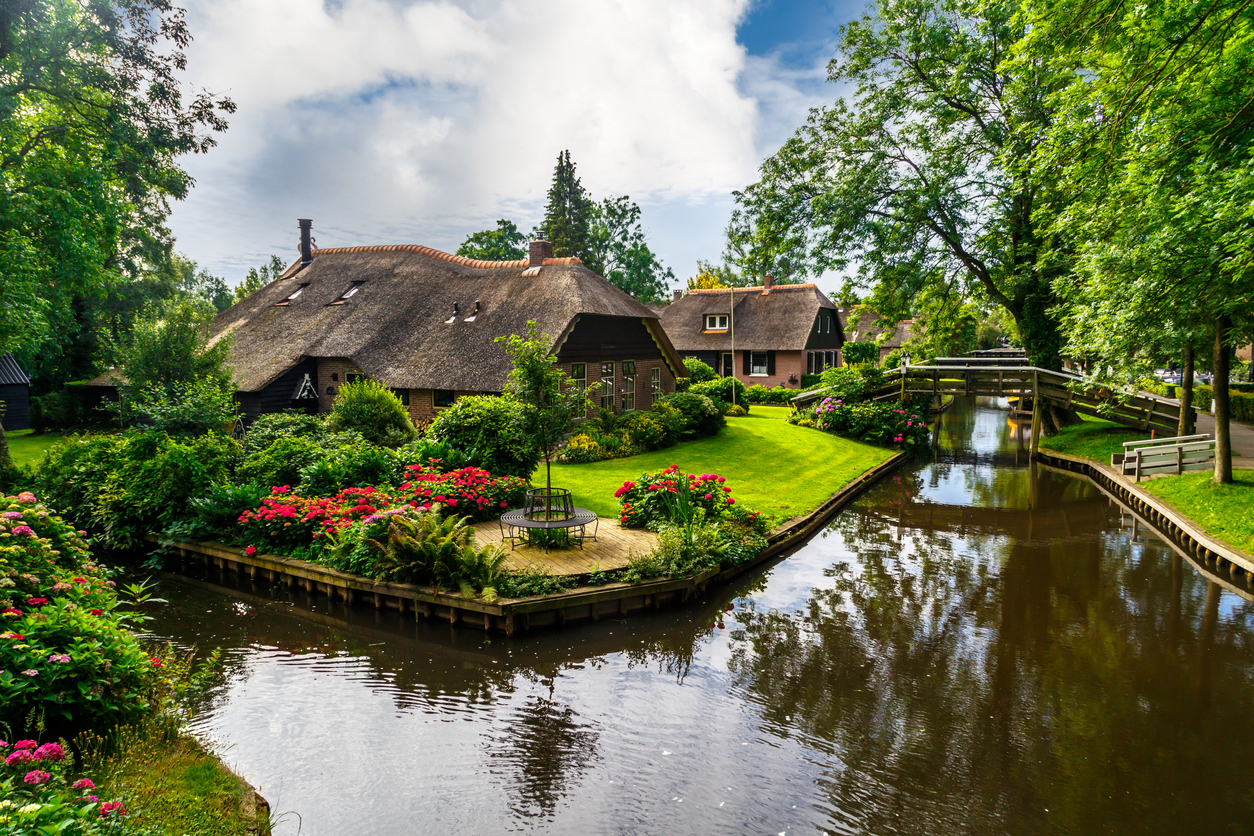 Uncover the Magic of Giethoorn: Scenic Day Trip from Amsterdam