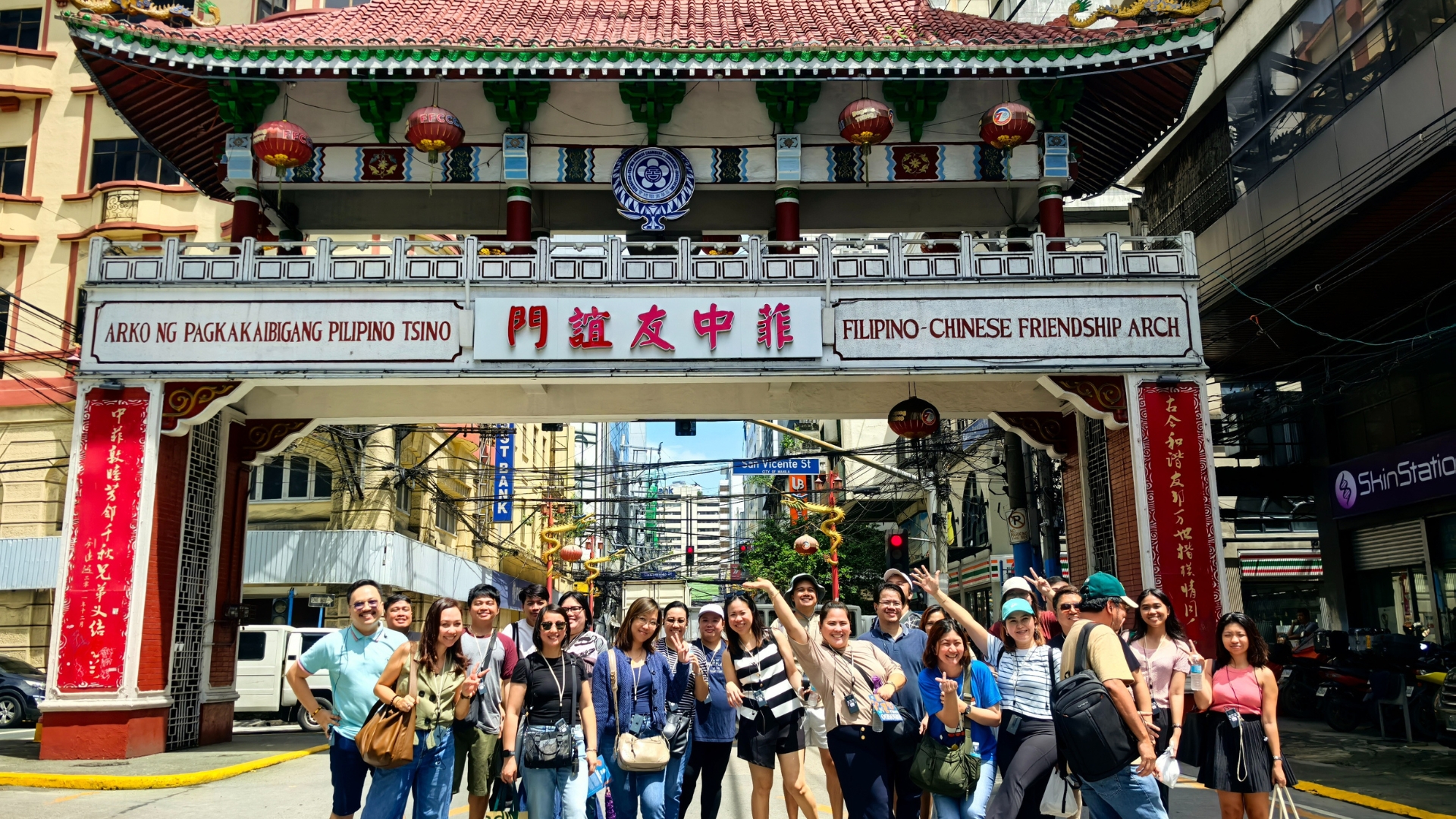 美食、深厚底蘊、精彩故事。歡迎來到全球最古老的唐人街——「岷倫洛 (Binondo)」，這裡有令人難忘的美味小吃、道地街頭美食，以及可親身體驗的菲華文化遺產。
