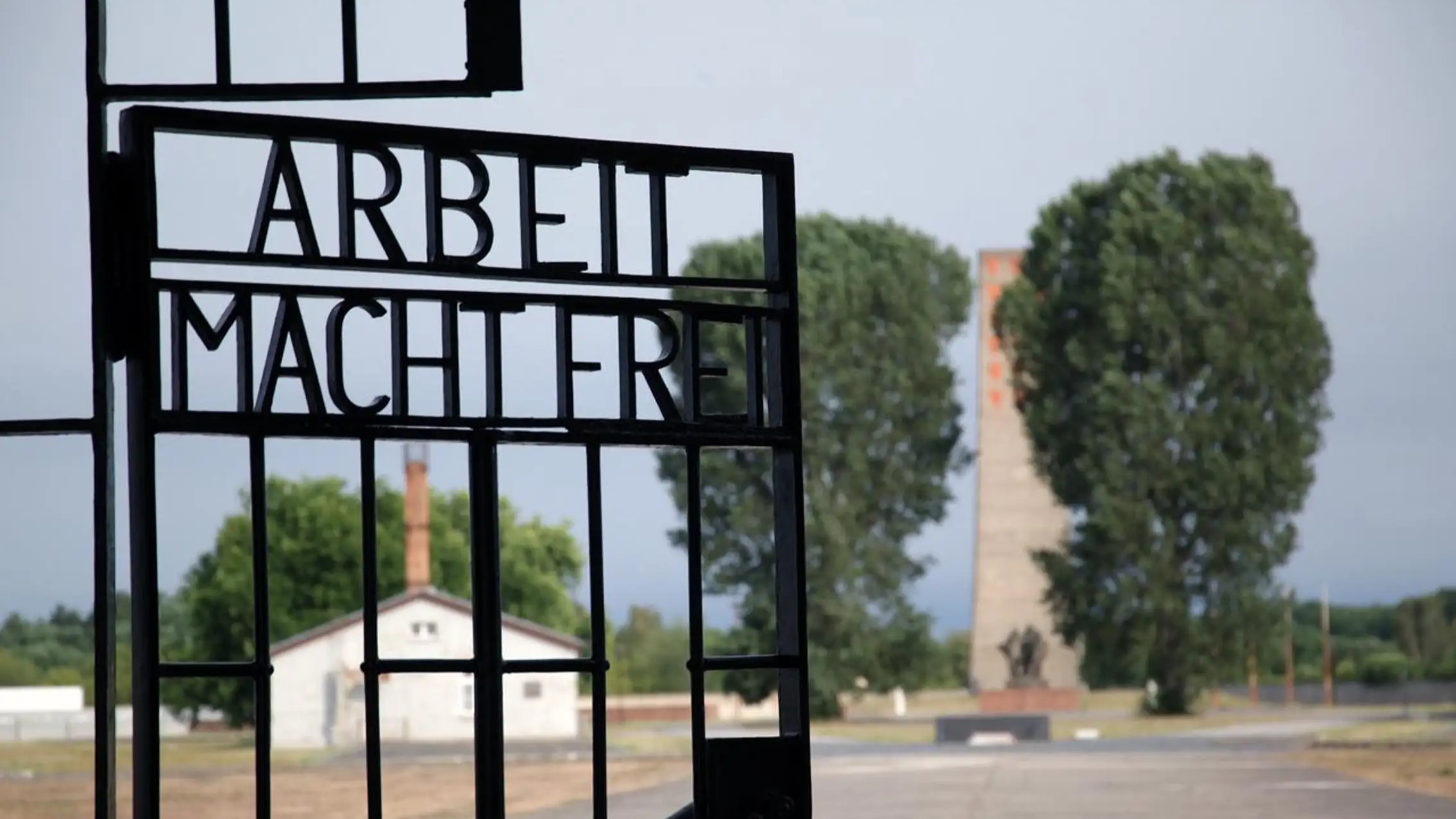 臭名昭著的「勞動帶來自由」大門,標誌著薩克森豪森集中營的入口 臭名昭著的「勞動帶來自由」大門,標誌著薩克森豪森集中營的入口