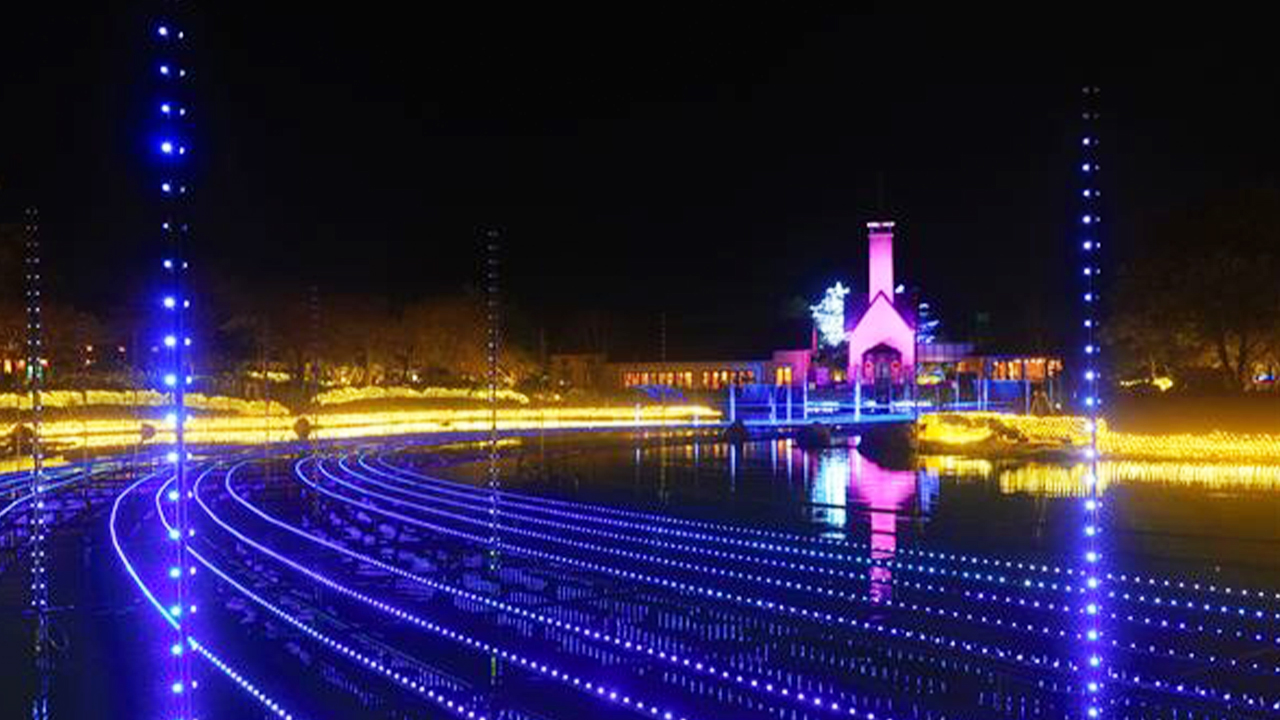 這是國內最大規模的水上燈光秀。它演繹出充滿自然活力與動感的大河。 這是國內最大規模的水上燈光秀。它演繹出充滿自然活力與動感的大河。