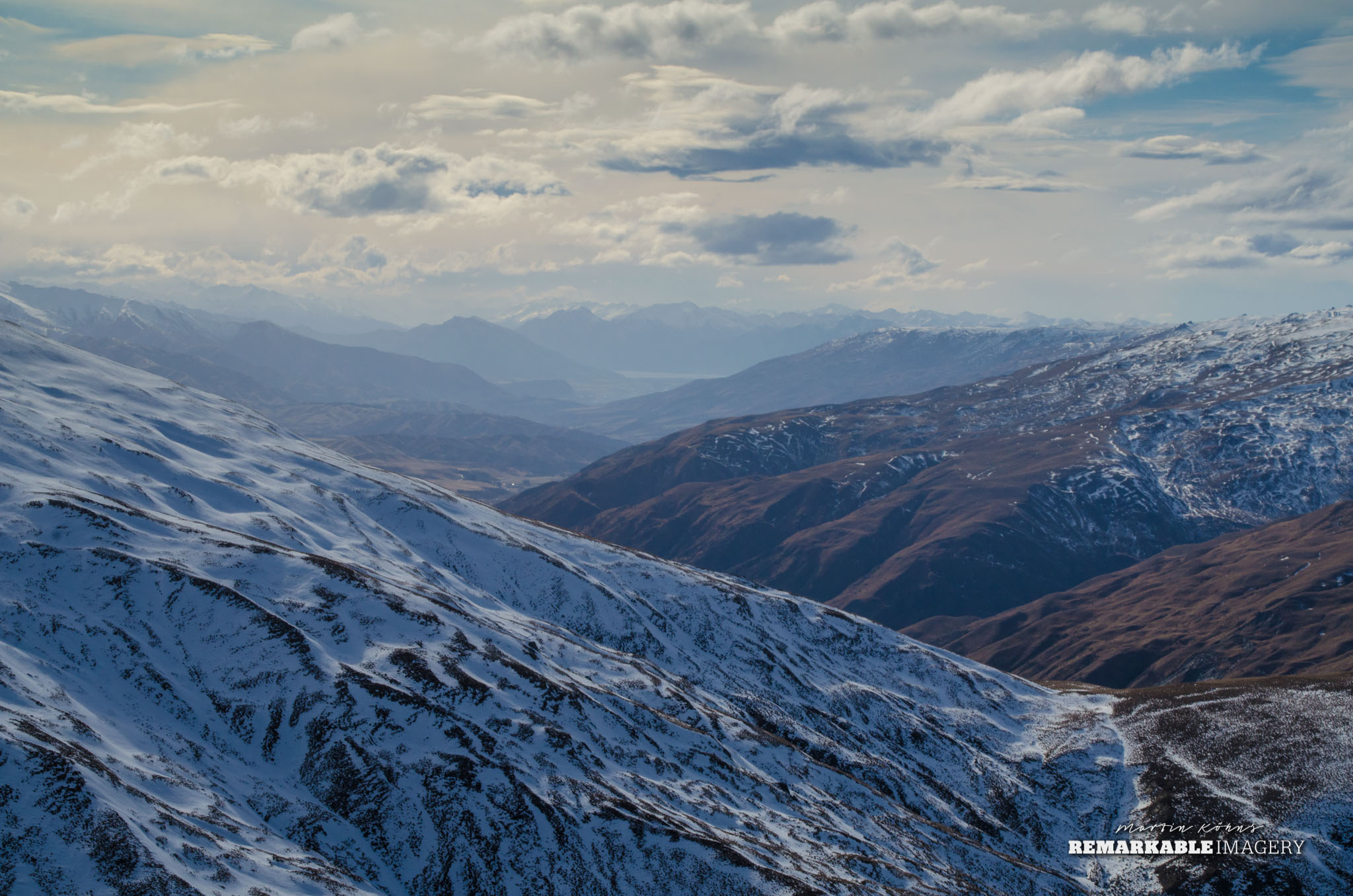 走訪絕佳景點,飽覽丘陵河谷、銀色河流與翠綠平原。 走訪絕佳景點,飽覽丘陵河谷、銀色河流與翠綠平原。