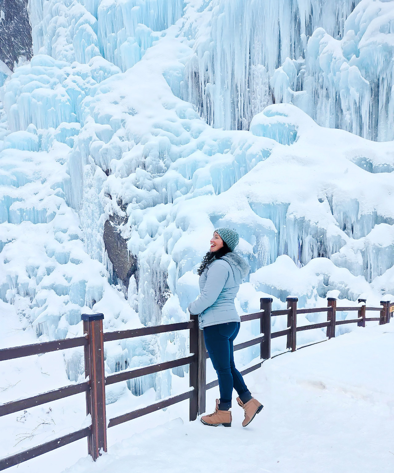 漫步於這片冰雪奇境，沉浸在寧靜祥和的美景之中。