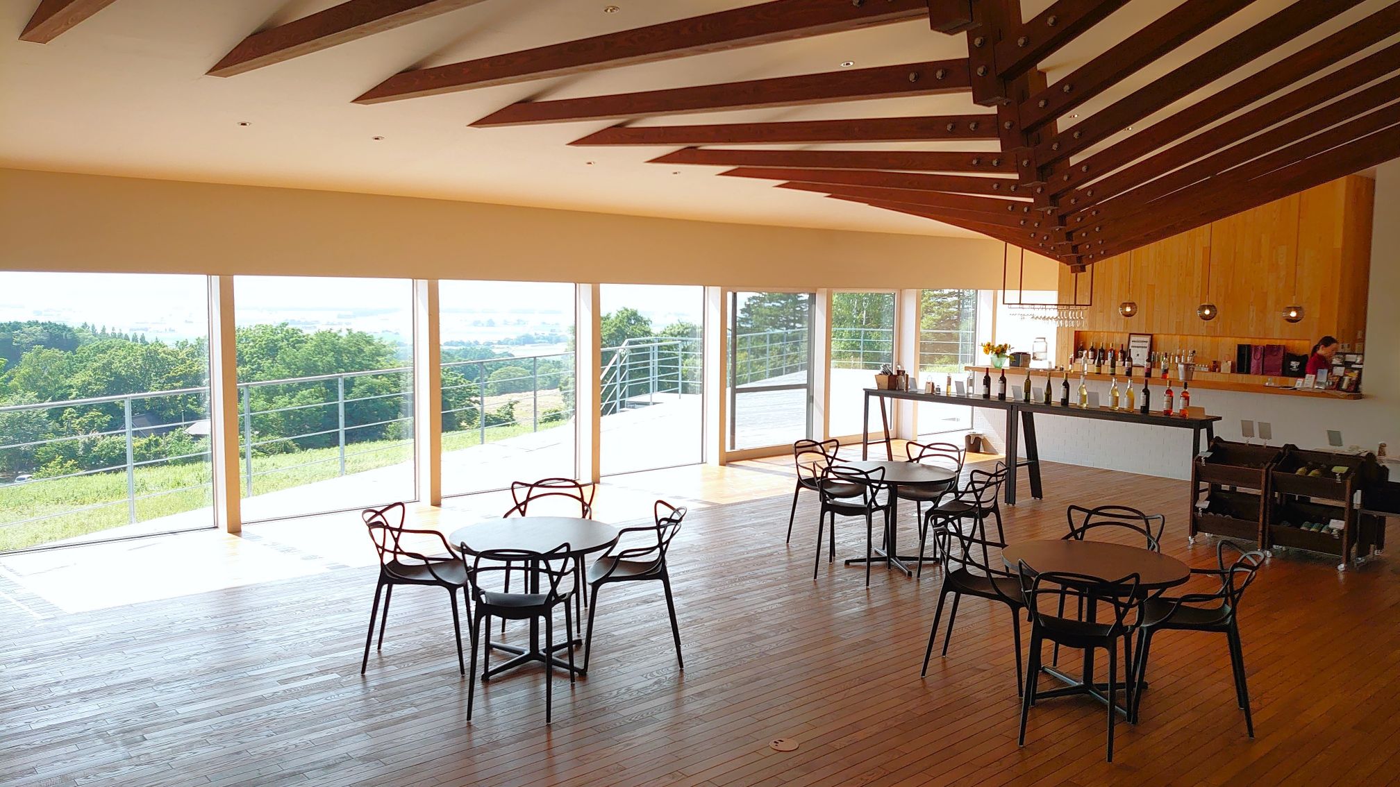 在蒸餾廠的藝廊裡進行體驗活動。 在蒸餾廠的藝廊裡進行體驗活動。