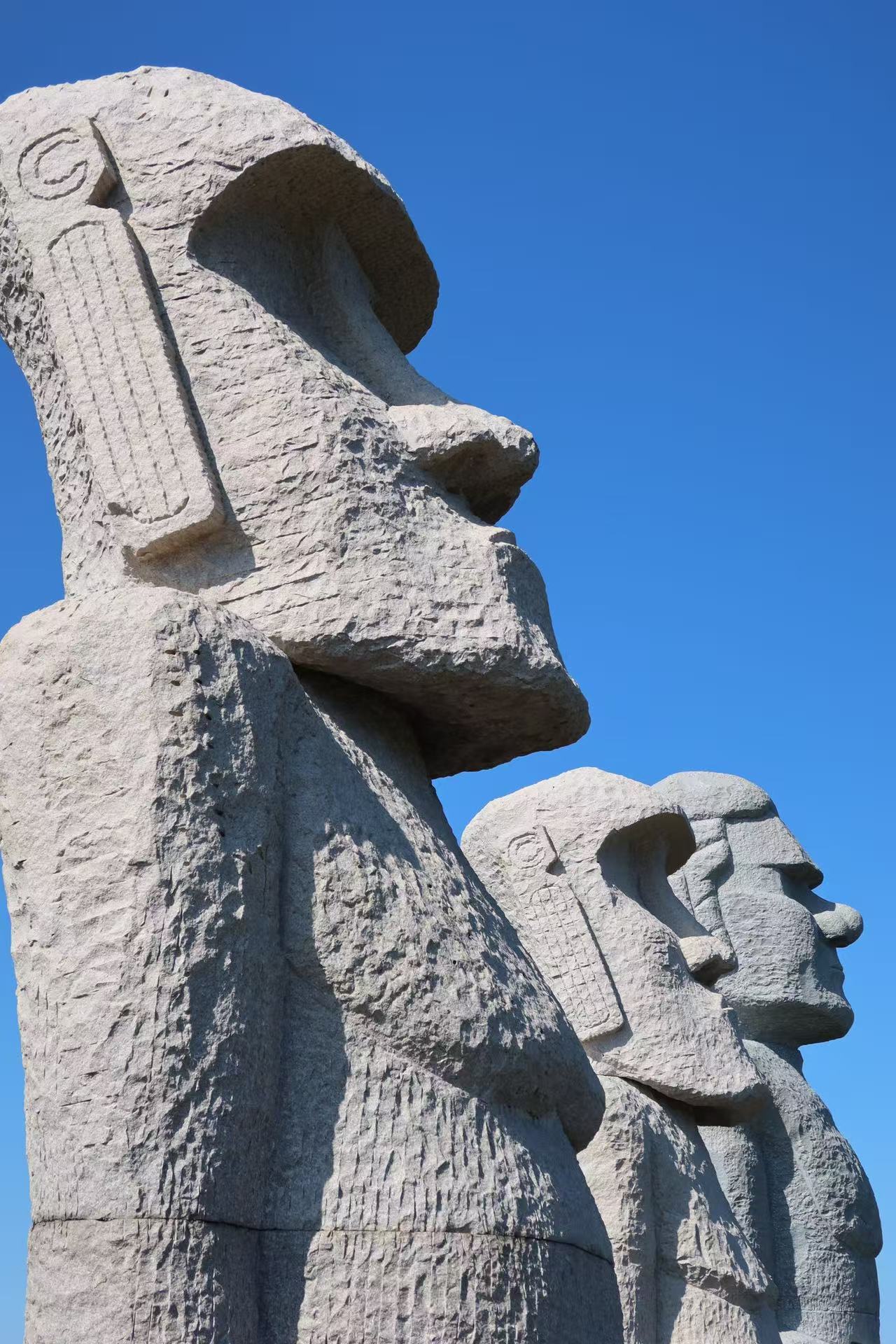 頭大佛旁邊的復活島石像