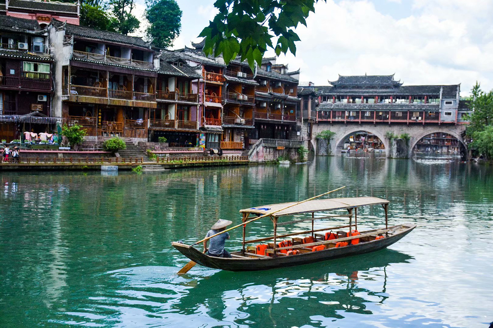 坐上渡船走進鳳凰最核心的景觀區，近距離探秘至今保護最完好的吊腳樓群，到鳳凰宣傳片核心景區景點代表北門碼頭、跳巖