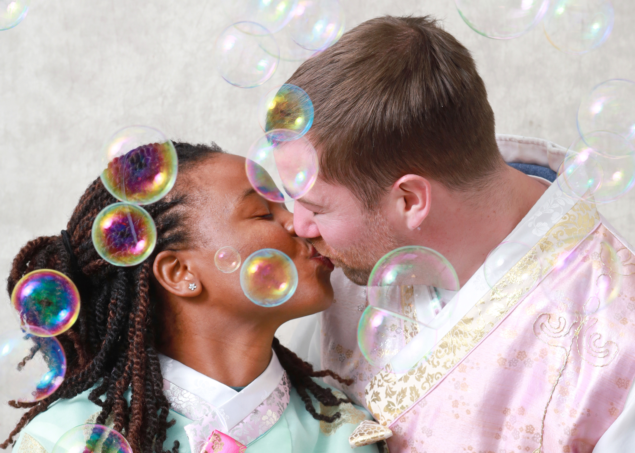 You can create even more wonderful memories if you take pictures wearing 'Hanbok', the traditional Korean clothing.