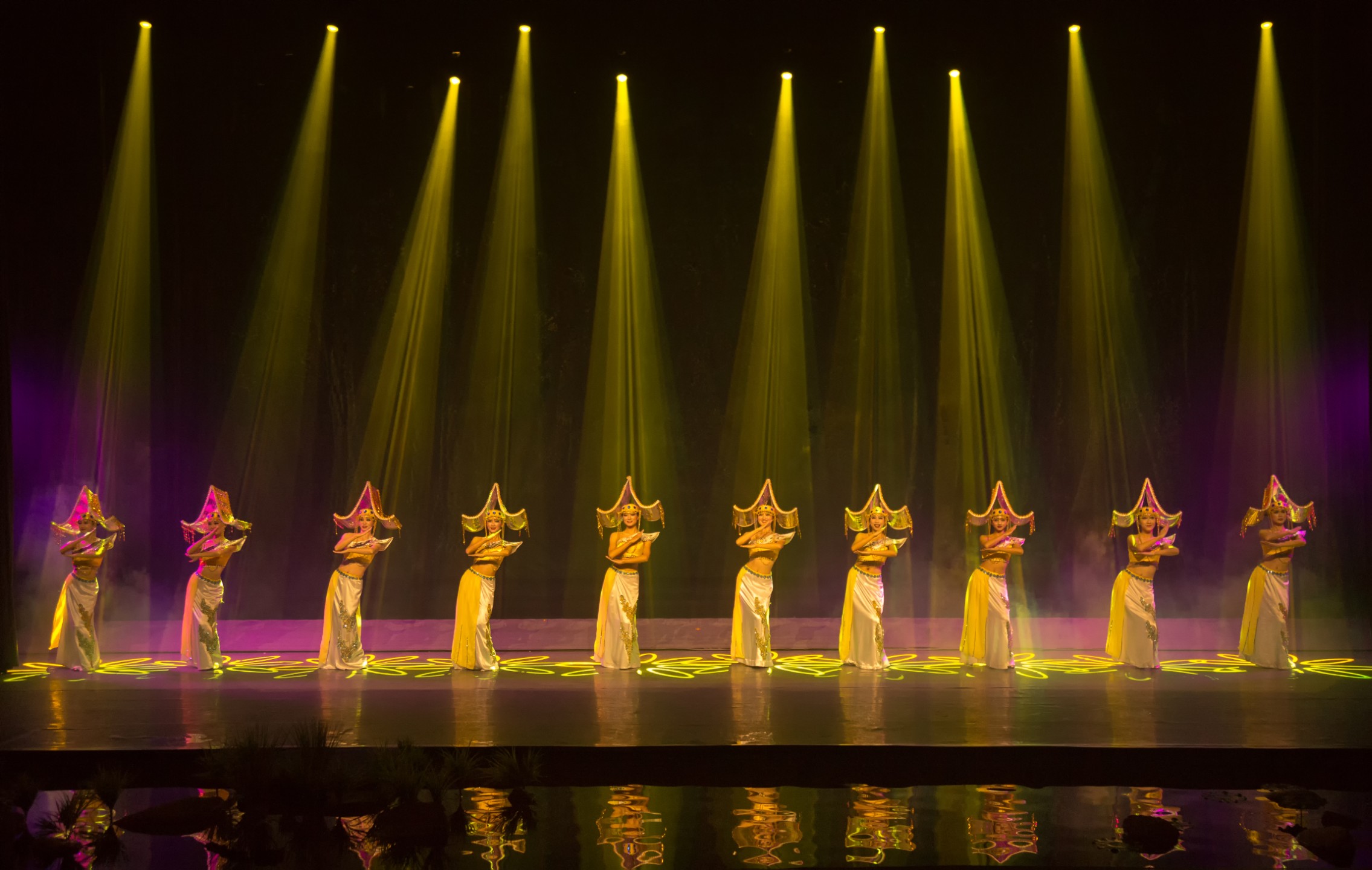 舞臺地面的熒光紋路與背景菸霧呼應，彷彿重現了古駱越族祭祀舞蹈的神秘莊重