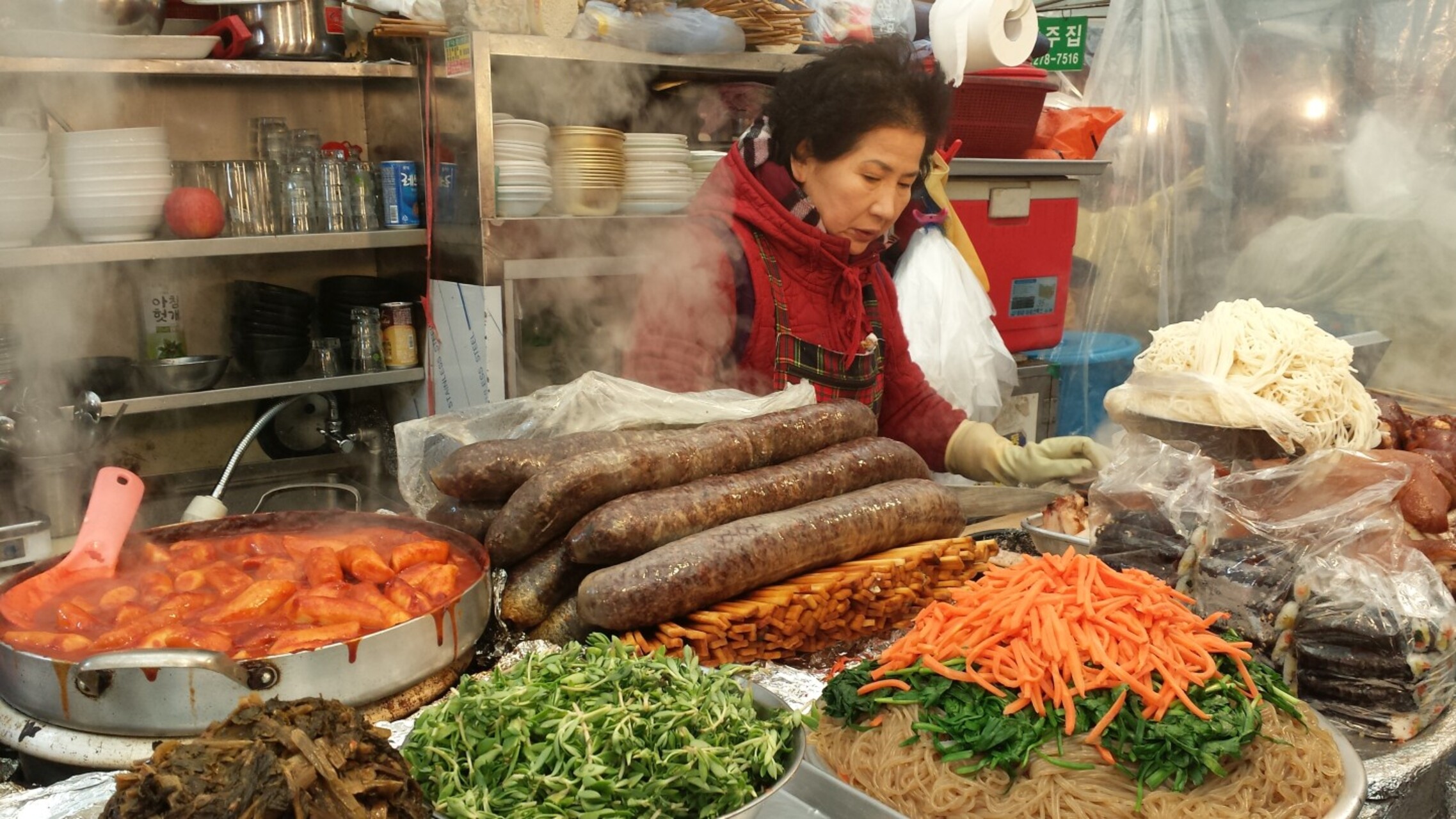 在百年歷史的傳統在地市場，盡情享用各式各樣的街頭小吃，並享受您的晚餐。
來自 **K-Pop 除魔獵人** 的道地韓式晚餐！：在廣藏市場 (Gwangjang Market) 品嚐像 **Huntrix** 一樣的正宗韓國美食，並購買當地特產。您