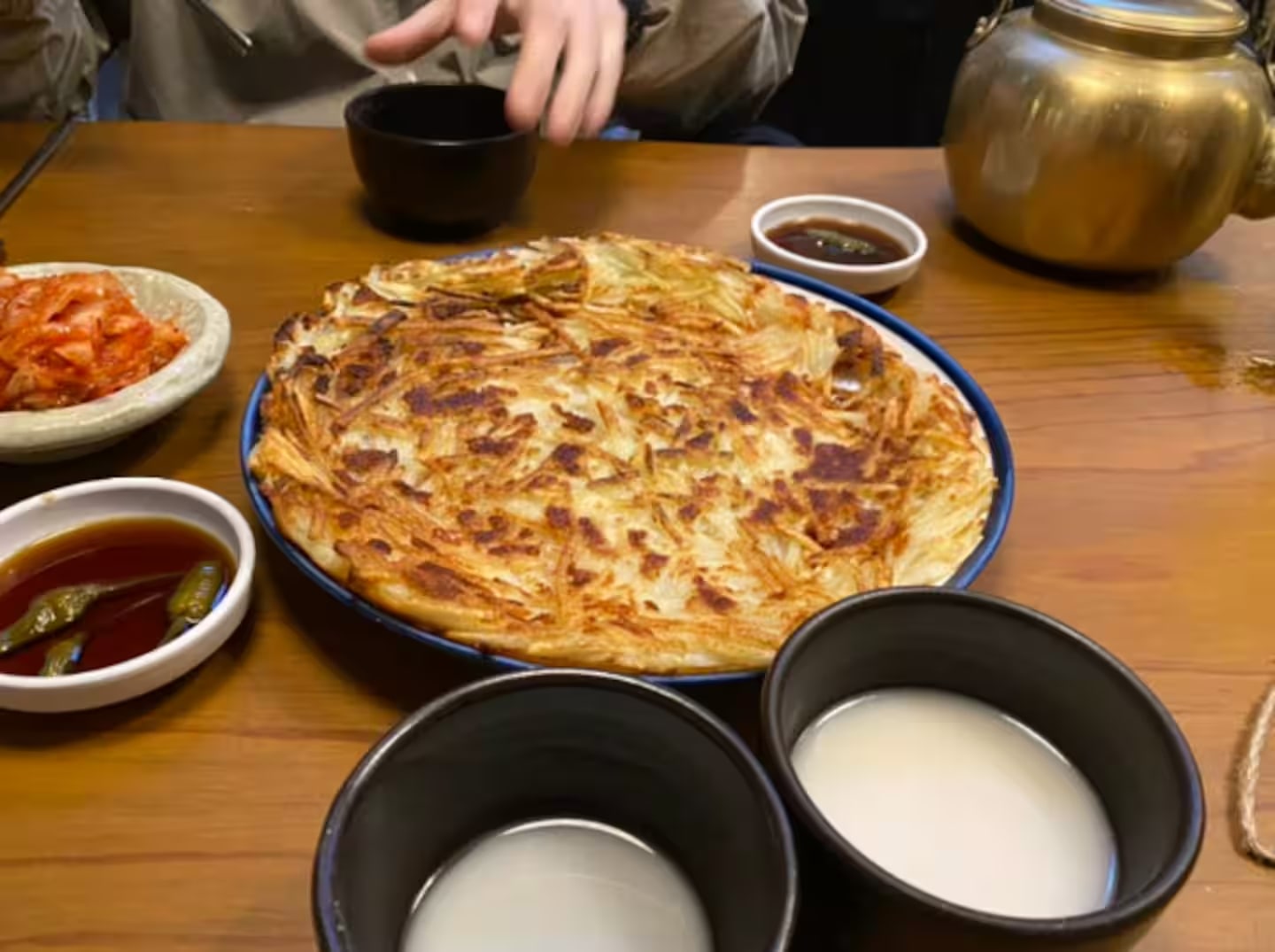 韓國米酒、馬格利酒和韓式煎餅 韓國米酒、馬格利酒和韓式煎餅