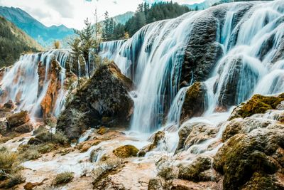 【珍珠灘瀑布】珍珠灘瀑布，萬顆“珍珠”跳蕩鈣華，21米落差織成水晶簾！《英雄》同款取景，慢門一秒成紗，高速連拍定格水鑽飛濺。夏日清涼撲面，冬日冰晶綴瀑，隨手一拍都是壁紙級大片。