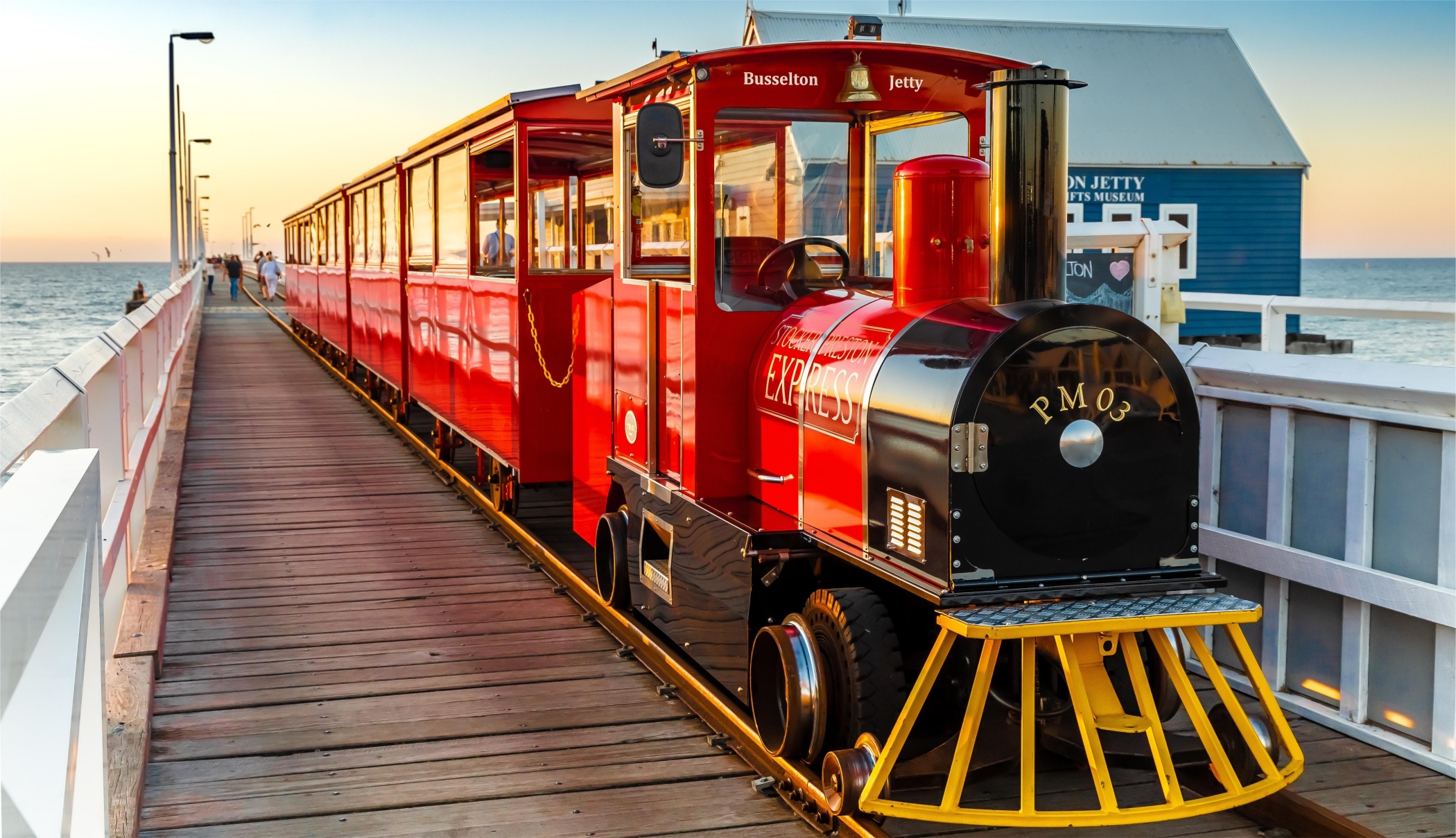 南半球最長的巴賽爾頓棧橋（Busselton Jetty）靜靜地等待你從這踏上浪漫復古的紅色小火車（Busselton Jetty），迎著溫柔的印度洋海風，直達大海中央，去尋找棧橋盡頭的愛情嚮導牌