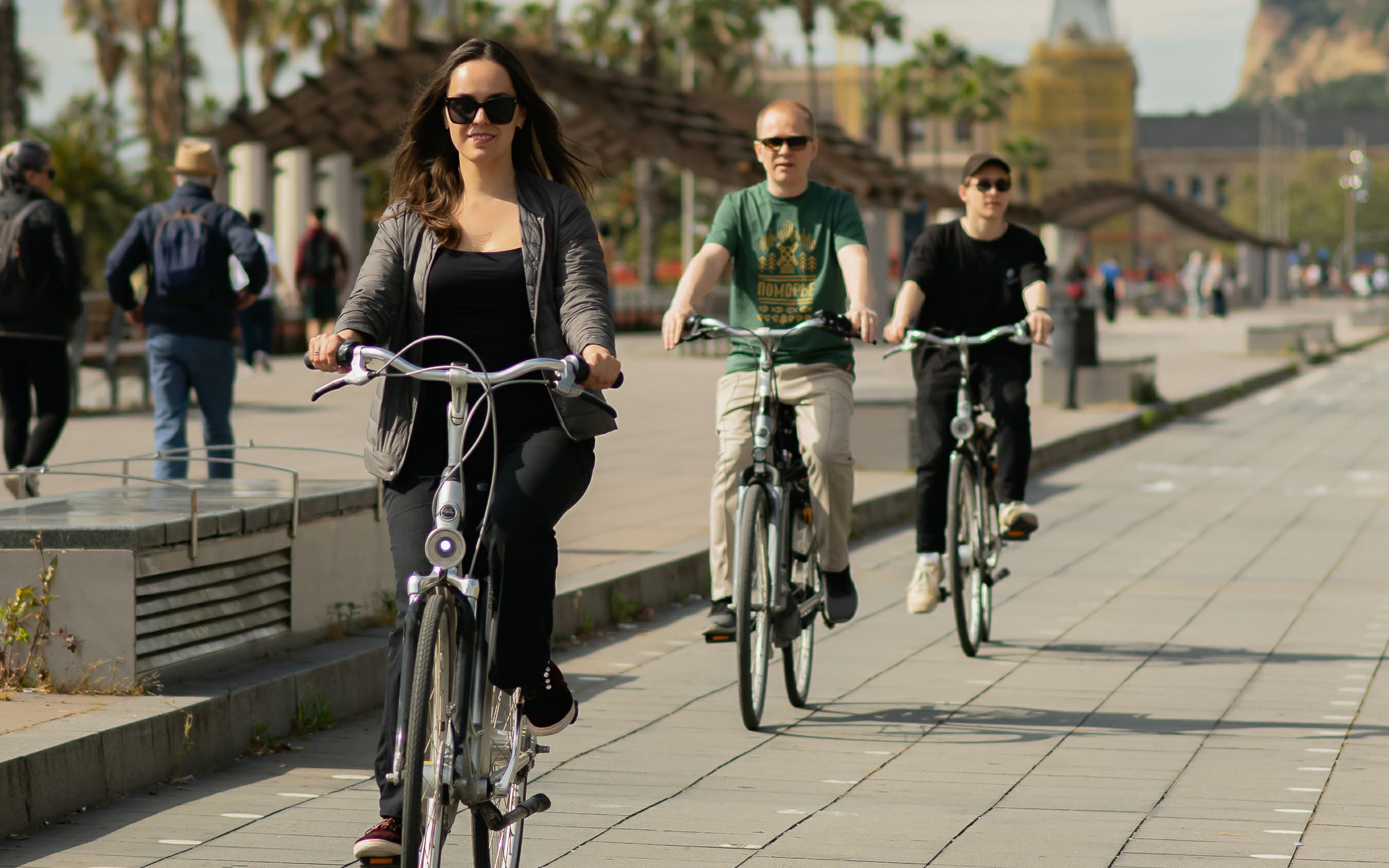 Sagrada Familia & Barceloneta Beach Half-day Sightseeing & Bike Tour