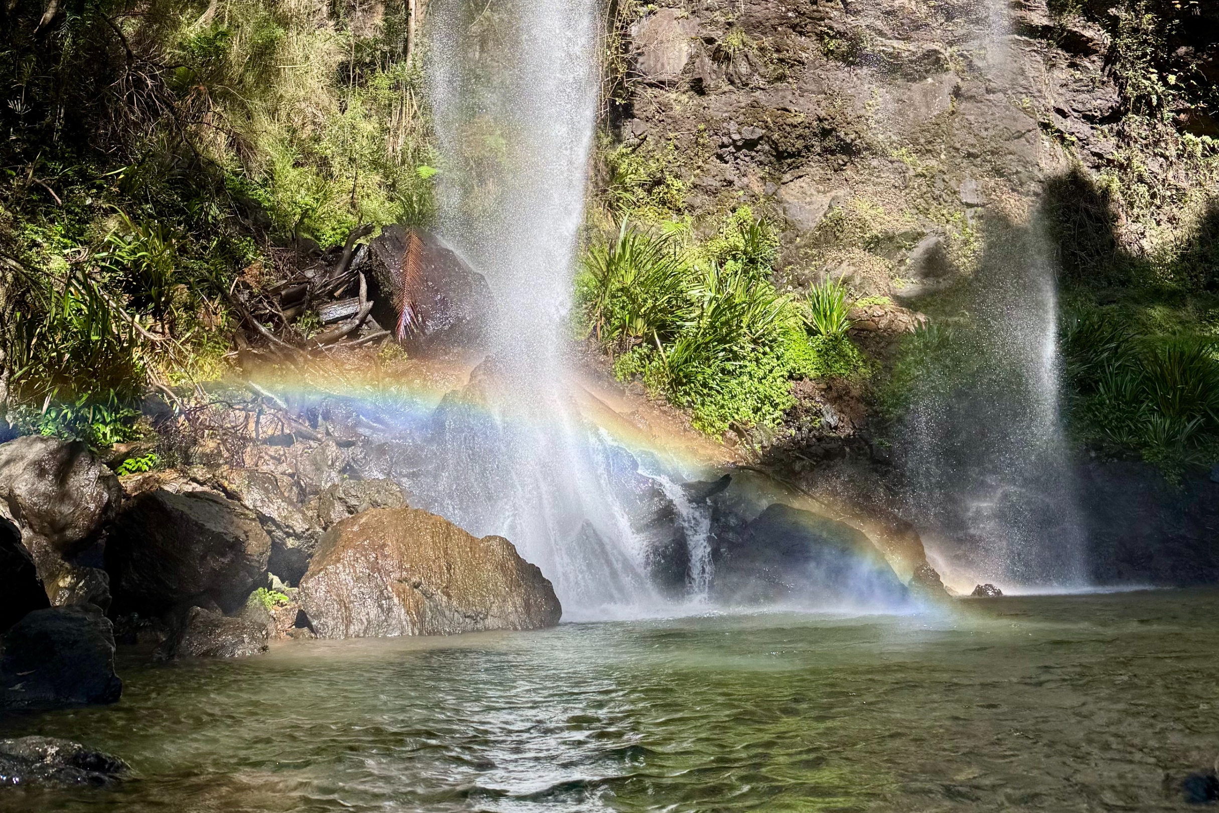 在春溪,凝視飛流直下的瀑布與陽光交匯處,閃耀著充滿活力的彩虹 在春溪,凝視飛流直下的瀑布與陽光交匯處,閃耀著充滿活力的彩虹