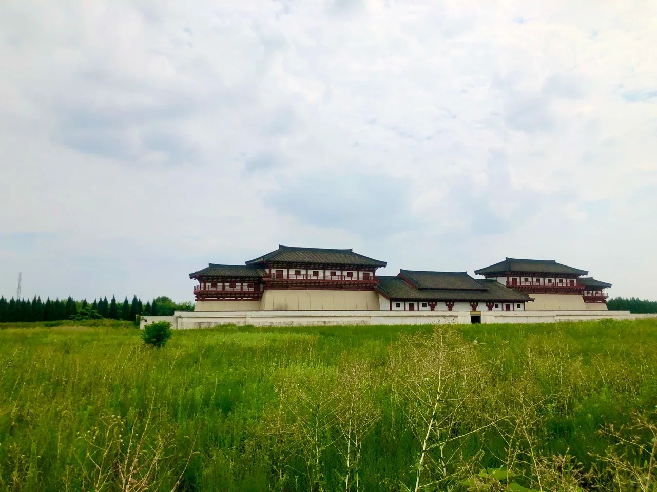 漢陽陵南闕門遺址的遠景，仿漢建築在開闊的田野間鋪展，盡顯漢代帝陵的雄渾與滄桑