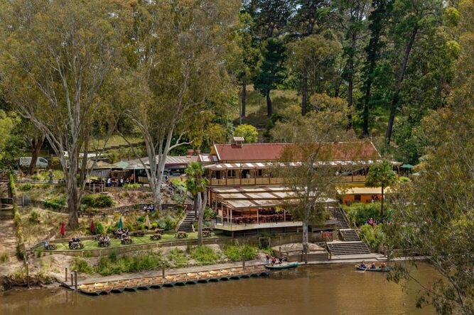 Melbourne Tour: Walk the Yarra &amp; Historic Boathouse Lunch