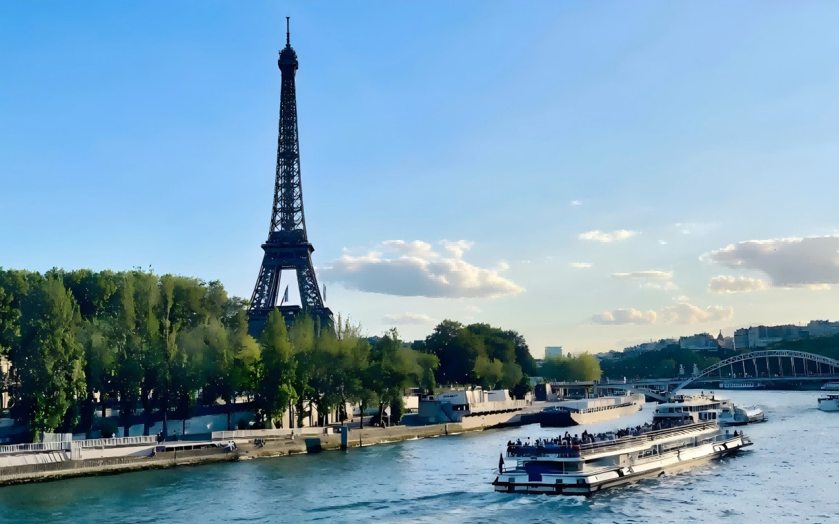 One-Day Tour of the Eiffel Tower & Arc de Triomphe in Paris, France (Chinese Tour & City Pick-up/Drop-off & Seine River Cruise)