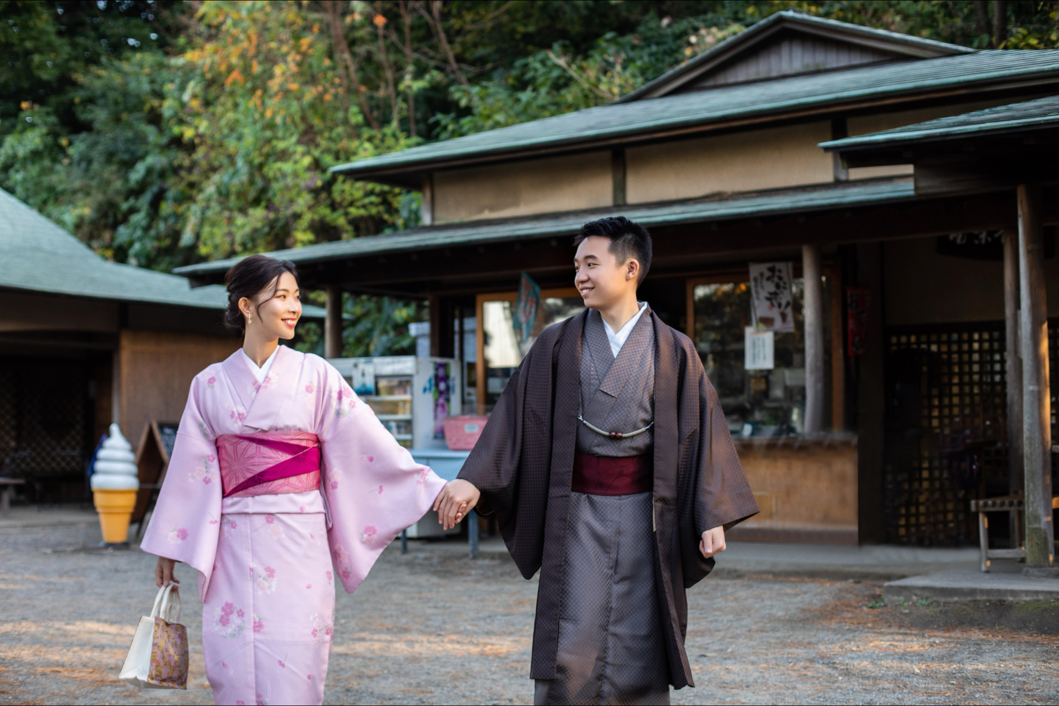 三溪園（需拍攝許可） - 傳統日式庭園，內有池塘和歷史悠久的茶館，是拍攝和服照的理想場所