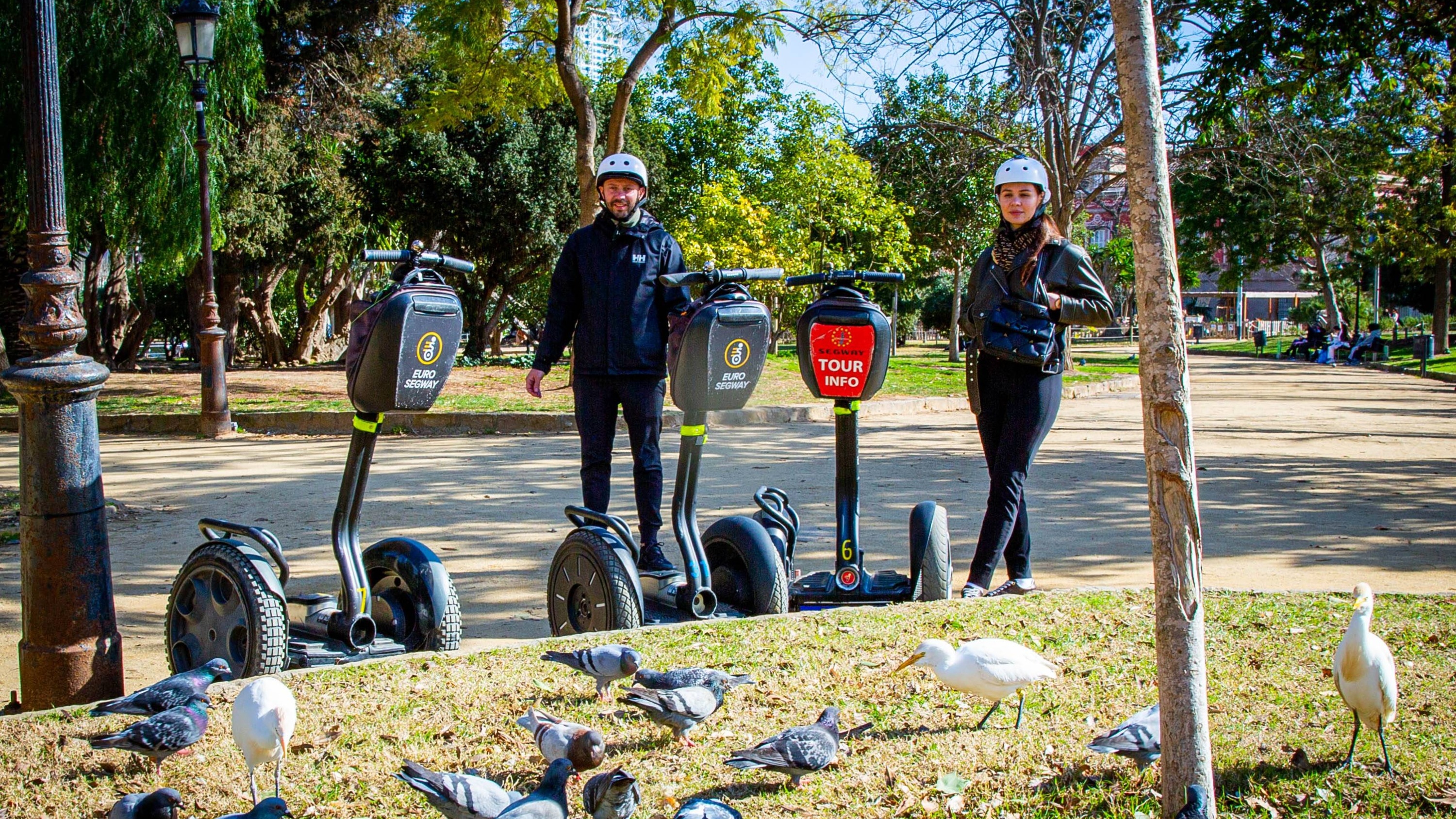 在精彩的賽格威之旅中，探索巴塞隆納風景如畫的海濱、歷史悠久的港口和金色沙灘