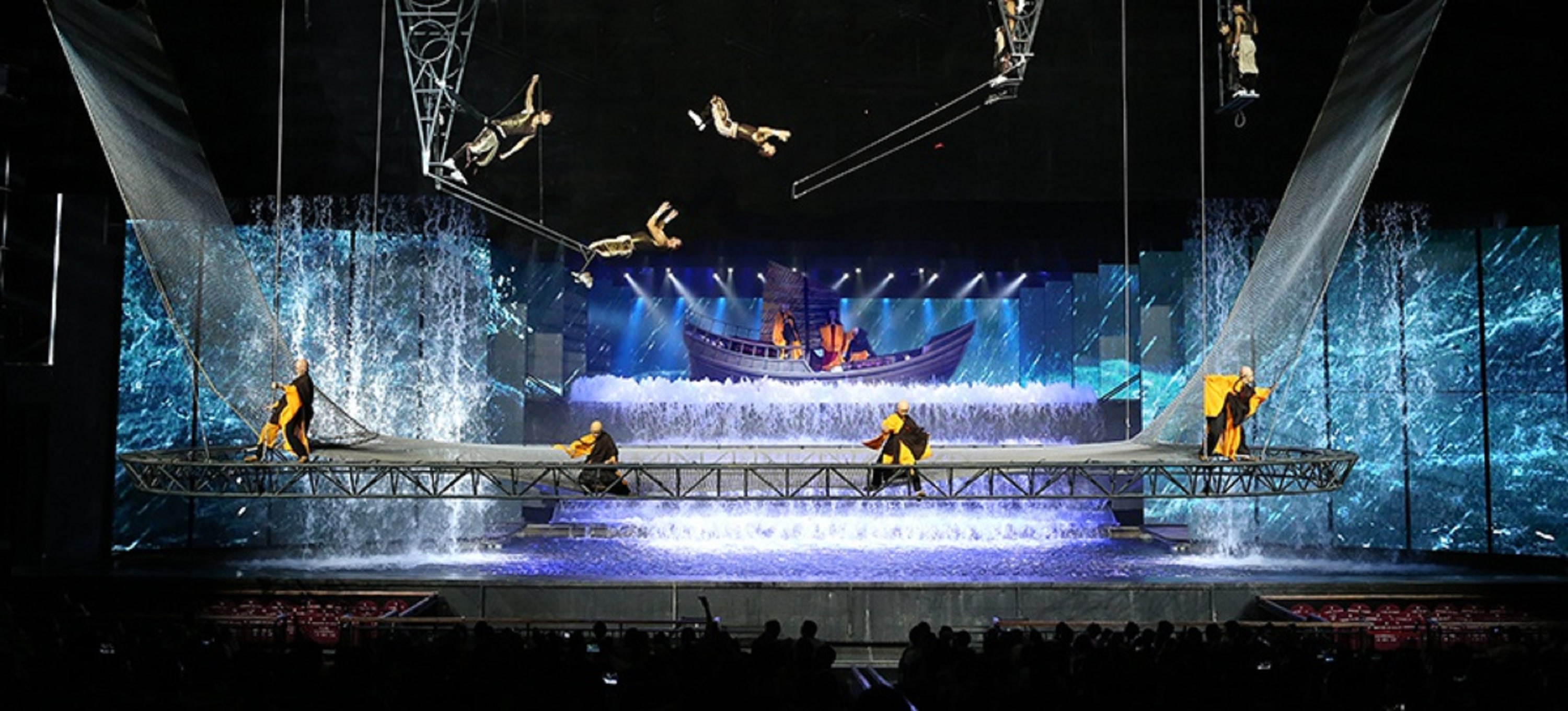 用真實水幕再現了驚濤駭浪中的航行場景,講述了鑑真和尚不畏艱險,東渡日本傳播佛教文化的故事 用真實水幕再現了驚濤駭浪中的航行場景,講述了鑑真和尚不畏艱險,東渡日本傳播佛教文化的故事