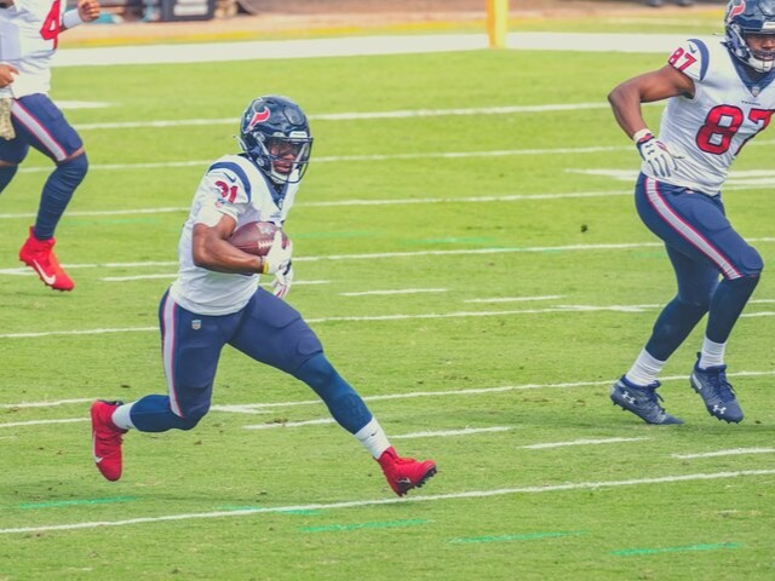 球員奮力衝刺，每一次攻防都是一場戰役，每一碼推進都是一次勝利。