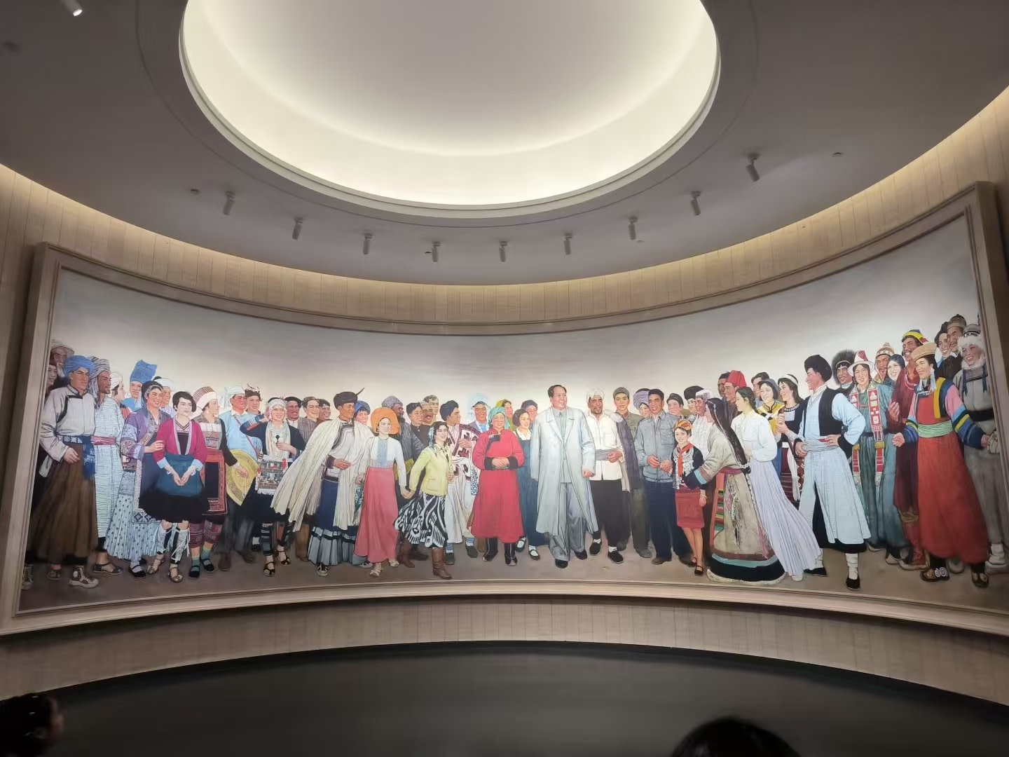 紀念館內的巨幅環形油畫,展現毛澤東與各族人民攜手前行的場景,人物服飾斑斕、神態鮮活,穹頂柔光灑落,盡顯民族大團結的溫暖與力量 紀念館內的巨幅環形油畫,展現毛澤東與各族人民攜手前行的場景,人物服飾斑斕、神態鮮活,穹頂柔光灑落,盡顯民族大團結的溫暖與力量