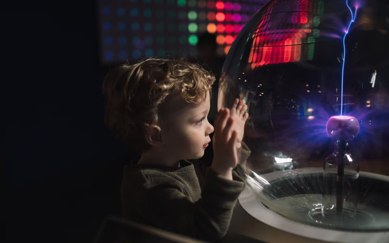 透過引人入勝的示範，輕鬆體驗複雜又有趣的科學概念