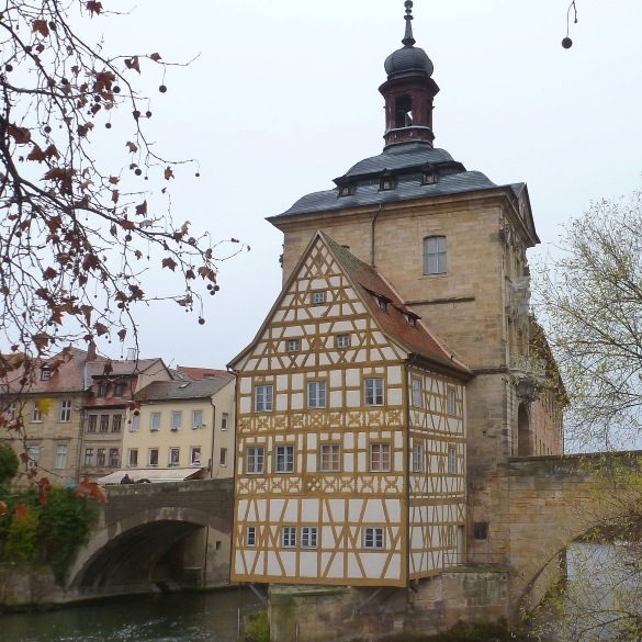 班堡 (Bamberg) 是位於巴伐利亞 (Bavaria) 的一座風景如畫的城鎮,為聯合國教科文組織世界遺產。它在二戰轟炸中倖免於難,擁有大量 11 至 19 世紀的半木結構房屋等建築。 班堡 (Bamberg) 是位於巴伐利亞 (Bavaria) 的一座風景如畫的城鎮,為聯合國教科文組織世界遺產。它在二戰轟炸中倖免於難,擁有大量 11 至 19 世紀的半木結構房屋等建築。