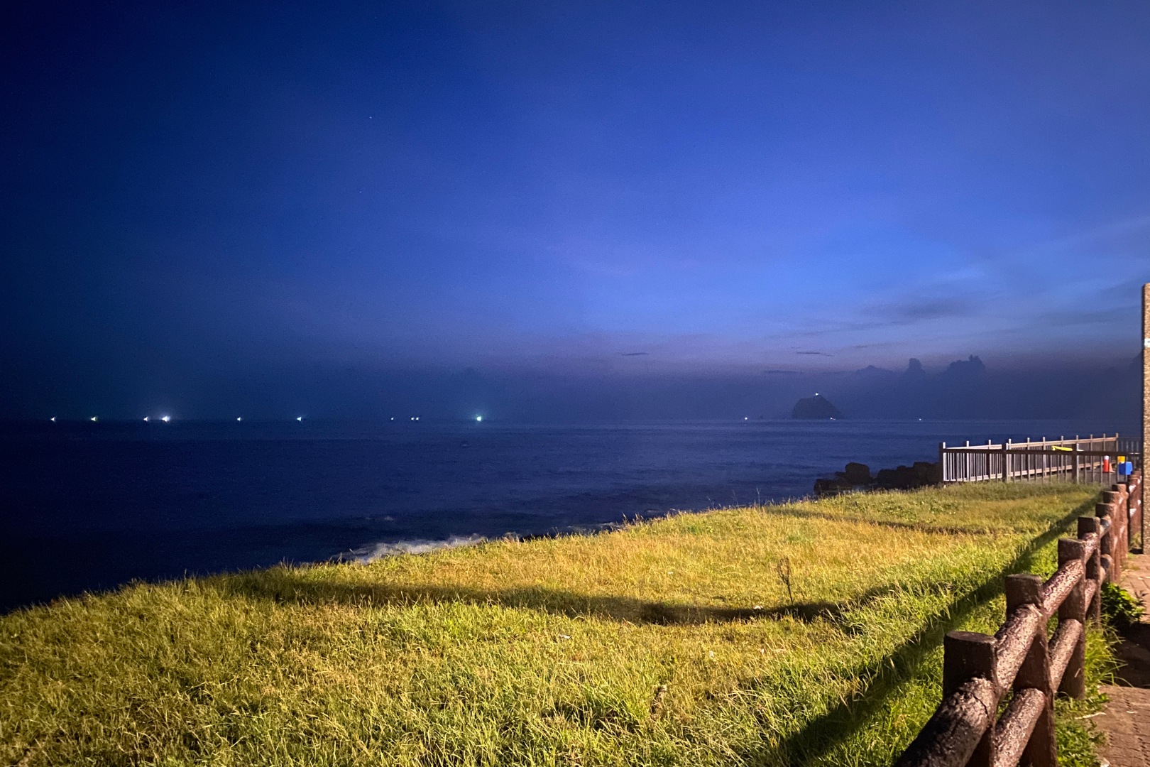 夜晚的外木山步道海風徐徐，腳下是寂靜海岸線。您可在此享受星空與海景，感受靜謐的基隆夜色。