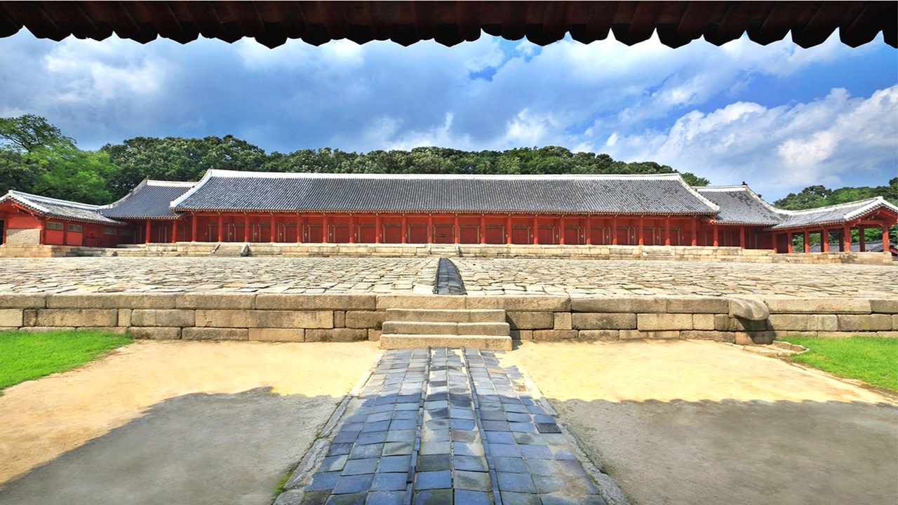 宗廟
宗廟是供奉朝鮮王朝歷代國王和王后神位、舉行祭祀儀式的皇家祠廟。宗廟由朝鮮王朝（1392–1910）的創始者太祖李成桂（1335–1408）於1394年建造，與景福宮同時興建，當時首都剛遷至漢陽（今首爾）。

宗廟以其對悠久傳統和習俗的保存而聞名，其中最著名的是宗廟祭禮（皇家祭祖儀式）以及