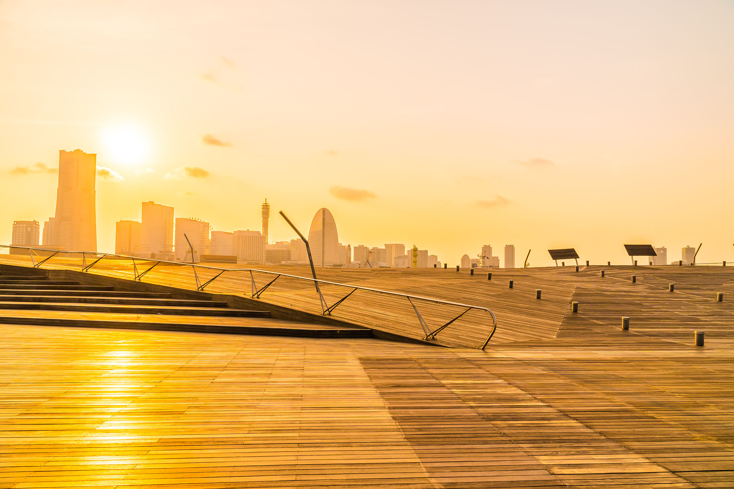 踏上大棧橋 (Osanbashi Pier),這座被譽為「鯨魚之背」的漂浮傑作,更是欣賞日落的絕佳地點。 踏上大棧橋 (Osanbashi Pier),這座被譽為「鯨魚之背」的漂浮傑作,更是欣賞日落的絕佳地點。