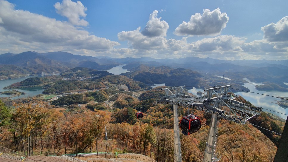 秋天來臨時，火紅的樹葉倒映在湖面上，構成一幅純淨祥和的畫面。