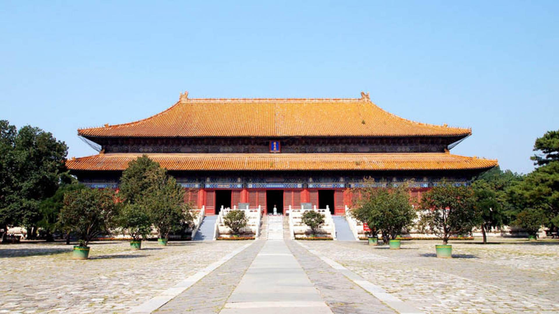 Chang Ling is the only tomb in the complex that has been unearthed for scientific research and over 3,000 precious relics have been unearthed.