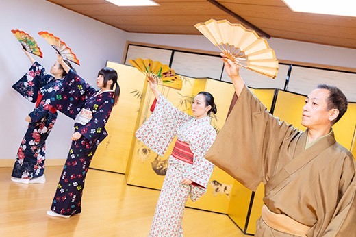 Japanese Traditional Dance Experience & kimono Experience in Osaka