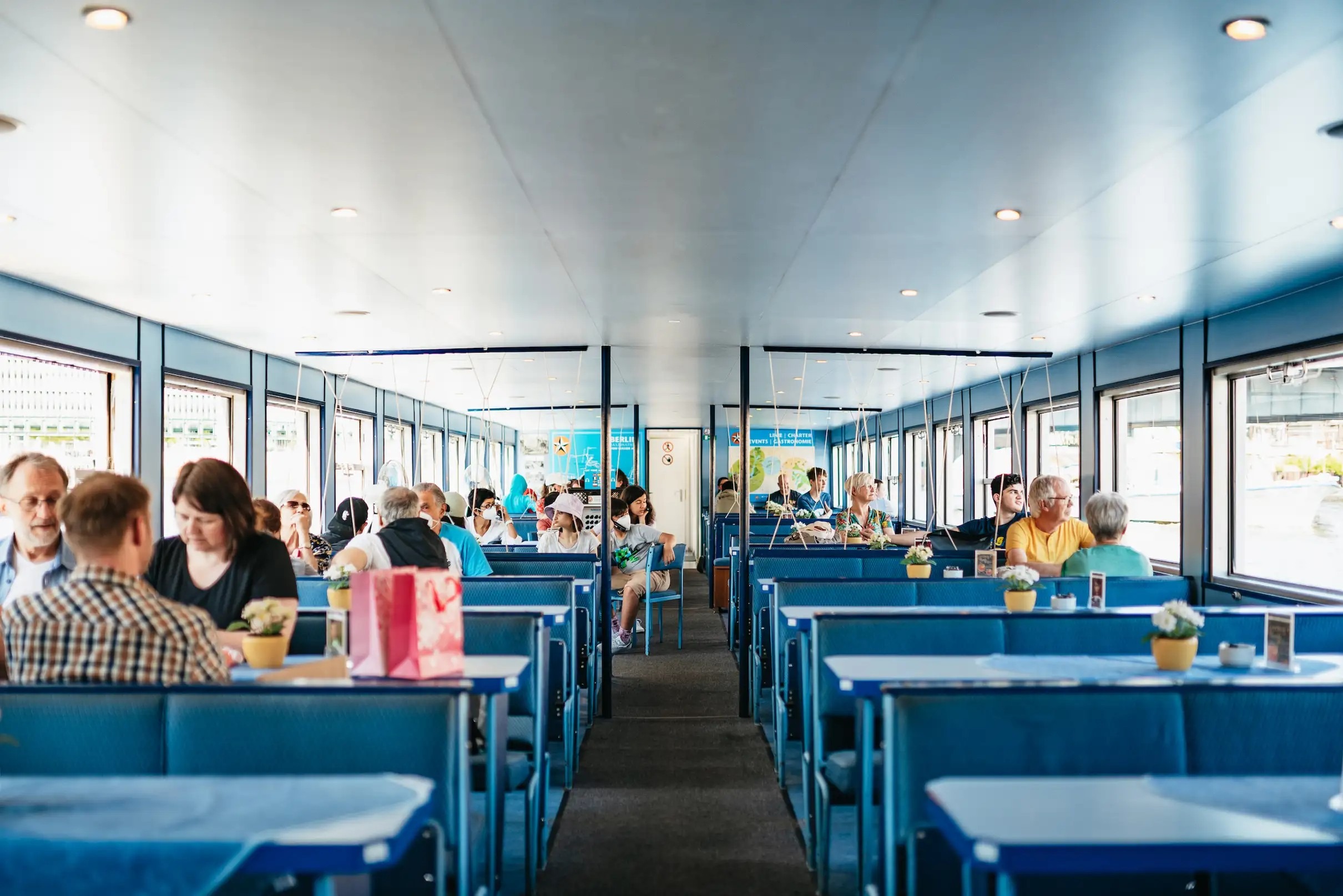 在遊輪船艙內放鬆身心,盡情飽覽城市全景與河畔風光。 在遊輪船艙內放鬆身心,盡情飽覽城市全景與河畔風光。