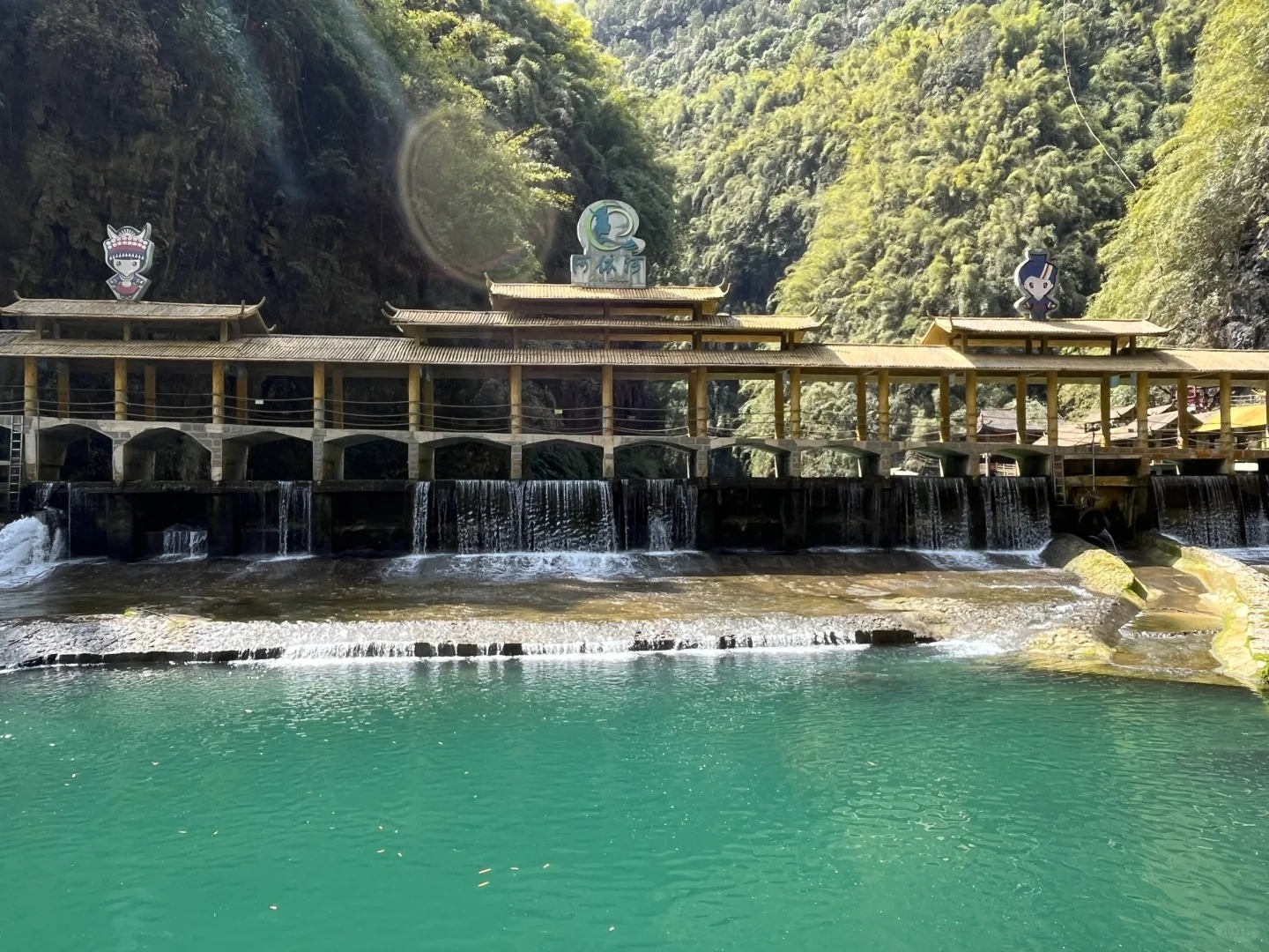 重慶精華景點高端5日遊（武隆天生三橋+仙女山+洪崖洞+烏江古鎮+阿依河+蚩尤九黎城+重慶網紅景點+贈送苗族歌舞晚會+重慶往返）