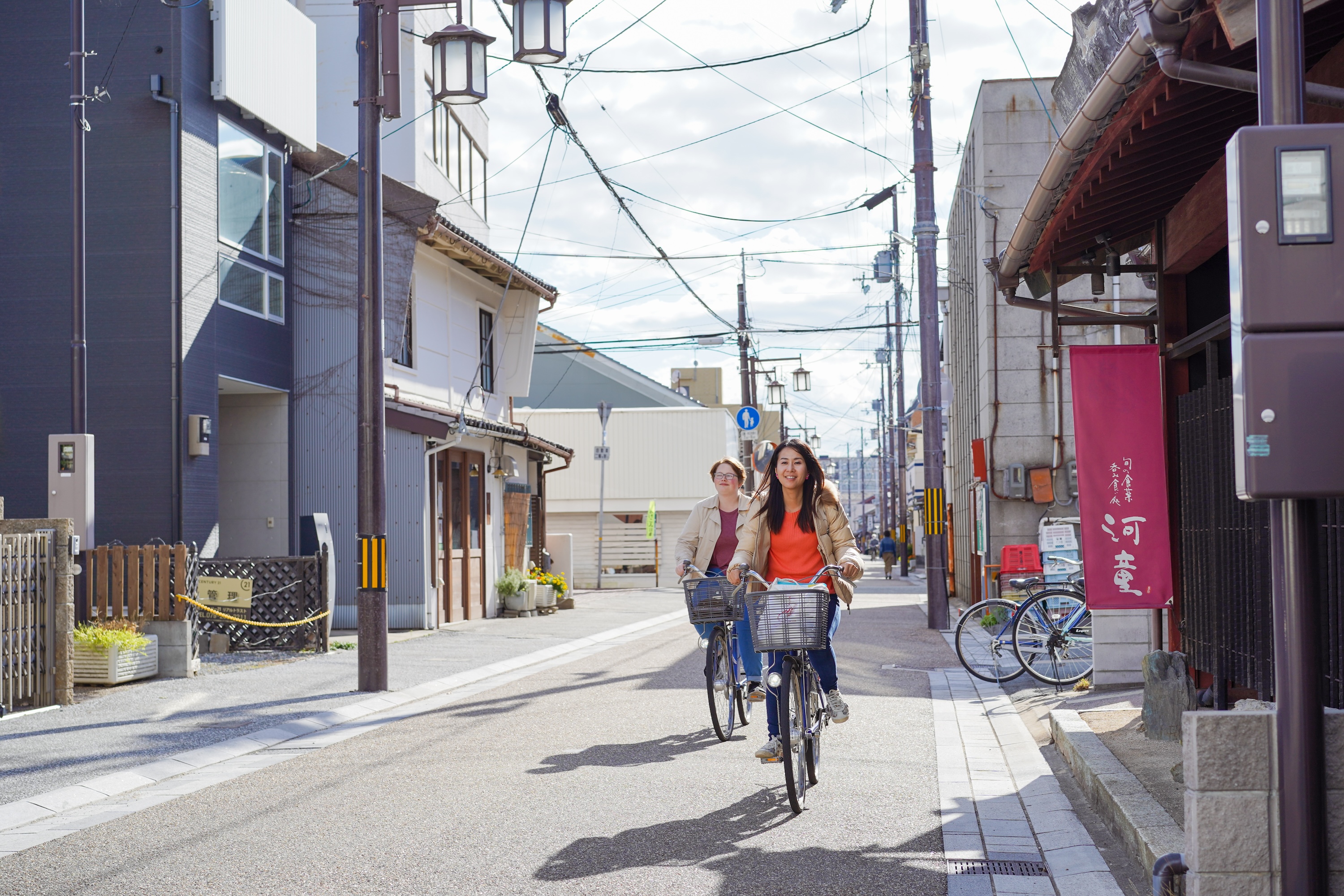 輕鬆悠閒地遊覽廣闊而歷史悠久的城下町。 輕鬆悠閒地遊覽廣闊而歷史悠久的城下町。