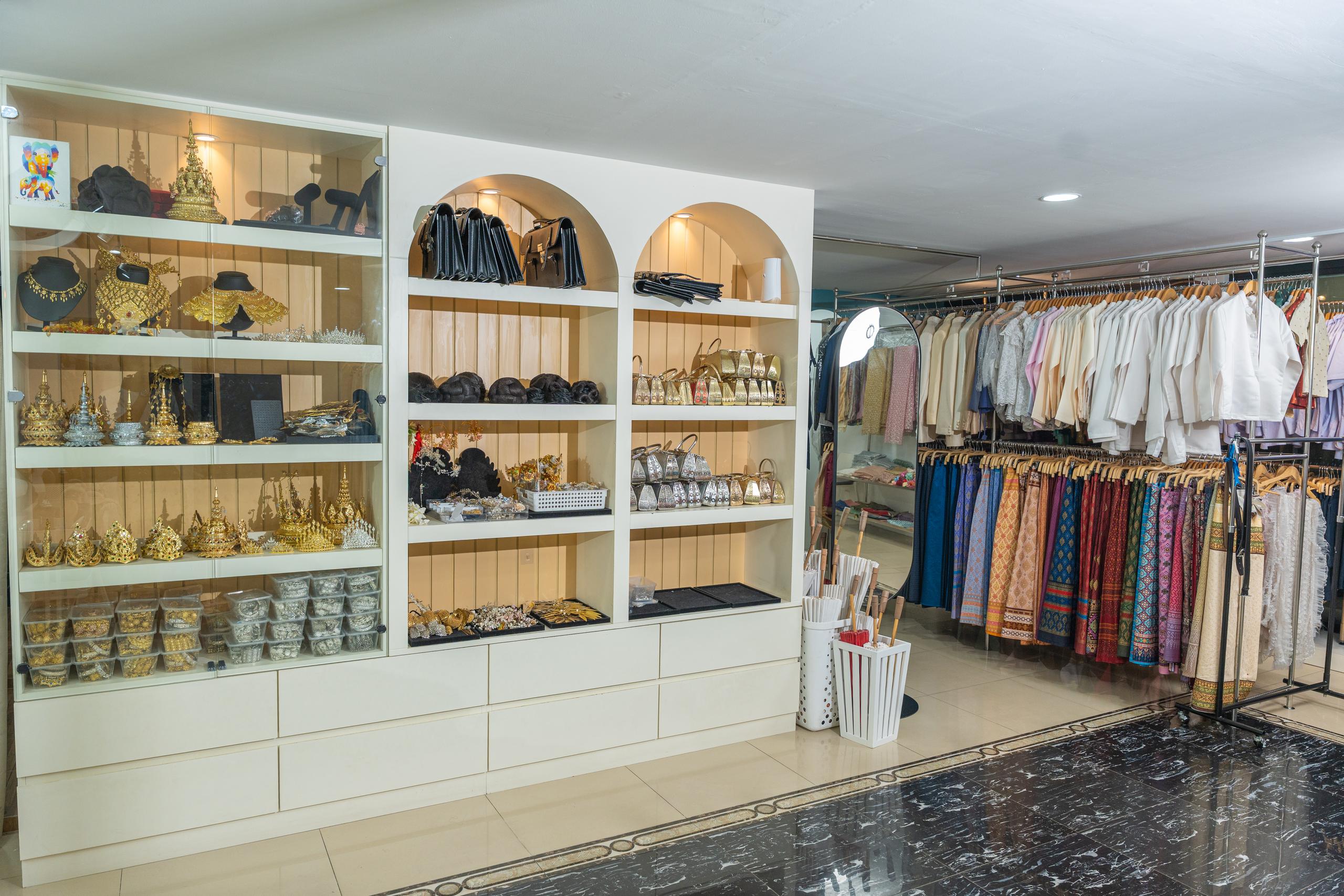 本店提供超過50種獨特服裝款式，備有多種美麗顏色可供選擇。