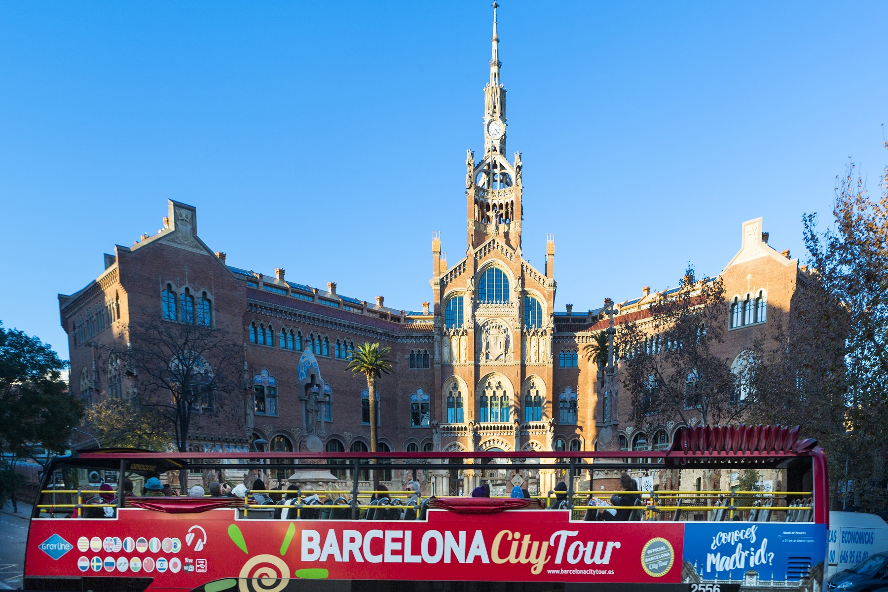 Barcelona Hop-On Hop-Off Bus Tour with Aquarium Ticket 