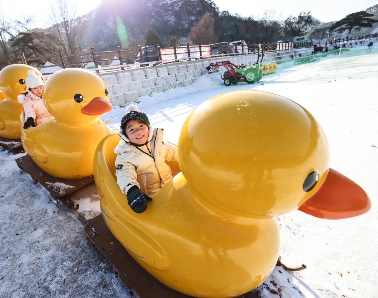 山井湖水大黃鴨雪橇 & 抱川藝術谷 & 香草島樂園一日遊