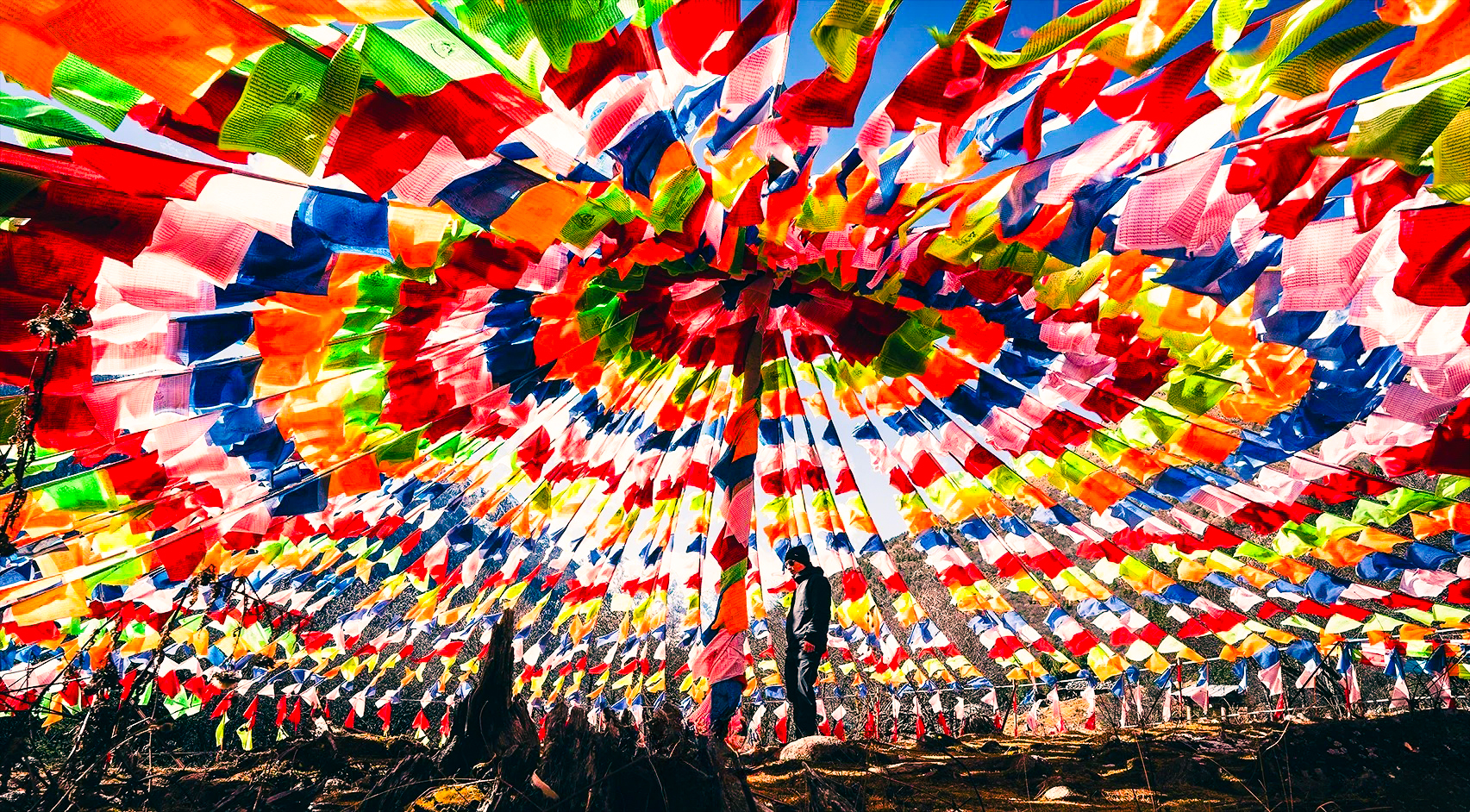 五彩經幡在風中搖曳，每一次飄動都是虔誠的祈願。置身其中，彷彿能聽見山風與經文的共鳴，畢棚溝的這份藏地風情，是信仰繪就的浪漫畫卷