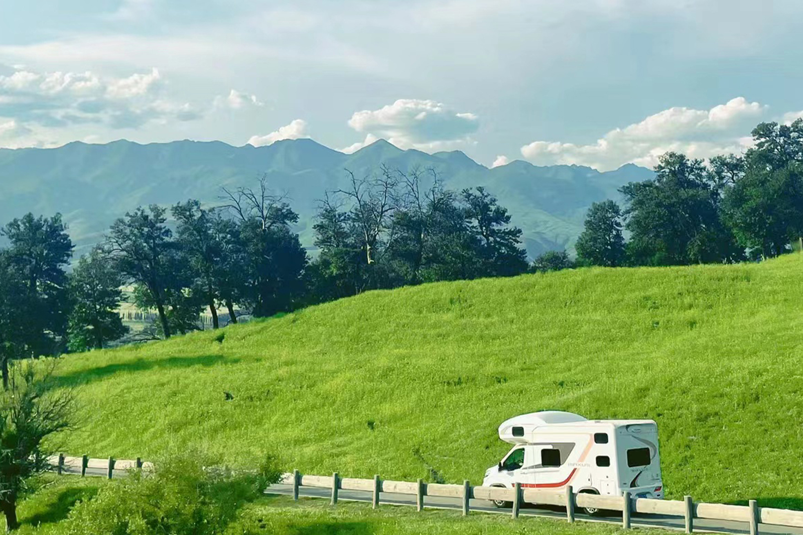 新疆伊犁漫山星野獨庫版8日（喀贊其旅拍+下午茶+S101 省道+獨山子大峽谷+賽里木湖+果子溝大橋+仙女湖牧馬+唐布拉草原）