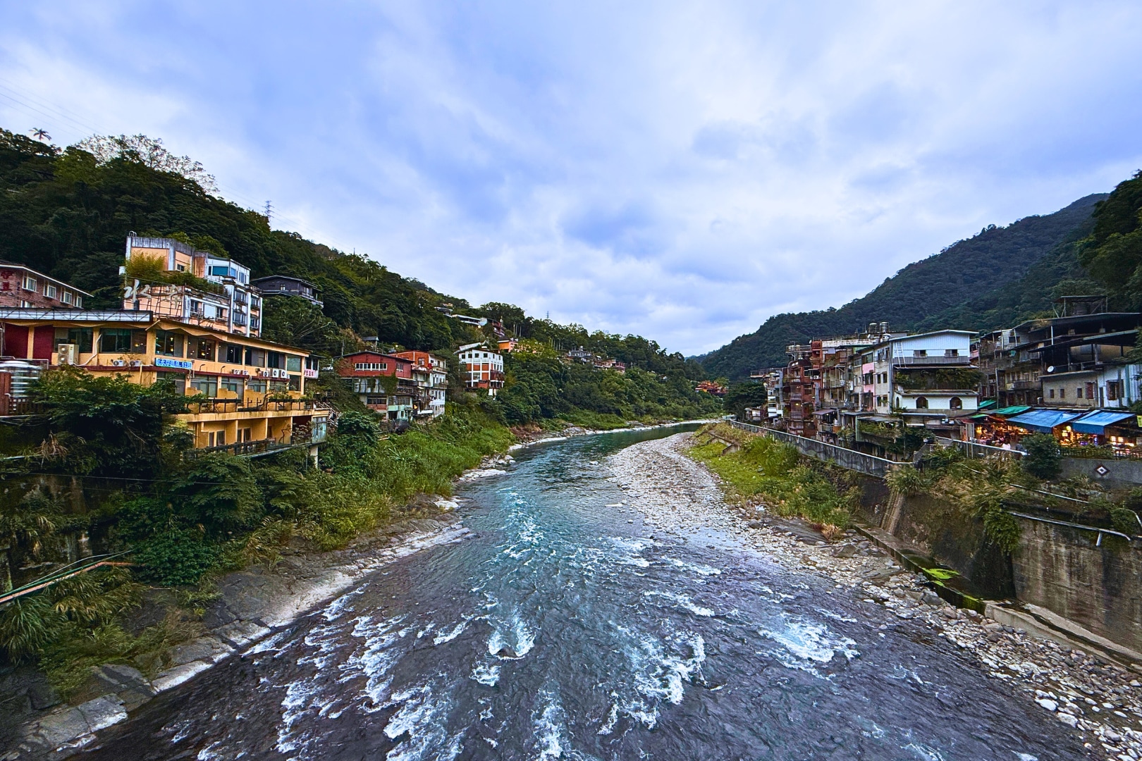烏來擁有豐富山林景觀,讓旅人親近自然,吸收滿滿芬多精,放鬆身心。 烏來擁有豐富山林景觀,讓旅人親近自然,吸收滿滿芬多精,放鬆身心。
