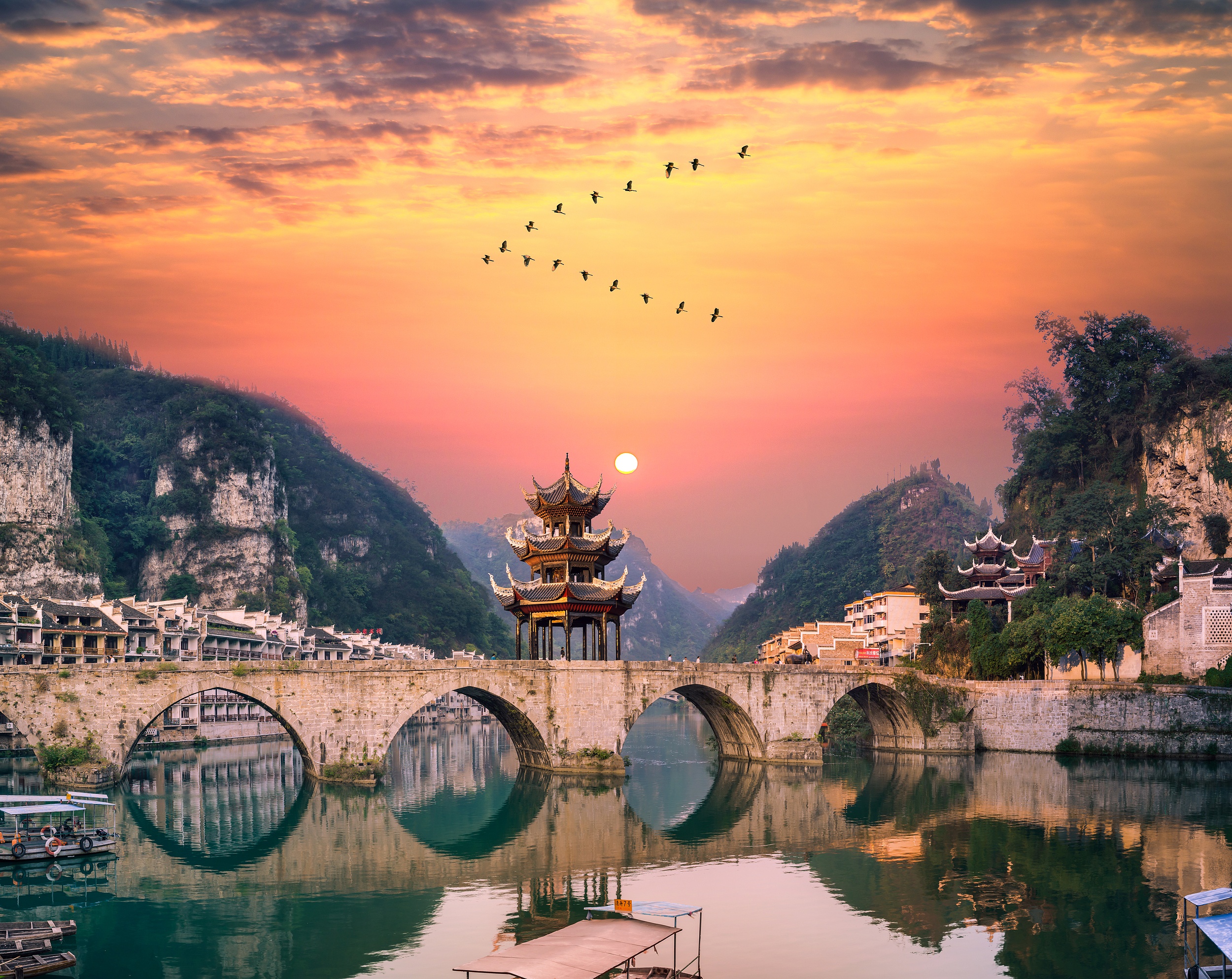 鎮遠舞陽河，乘船遊玩順流而下，兩岸可以看到苗王迎客、巨象飲水、太公釣魚、孔雀開屏等奇峰怪石，惟妙惟肖。