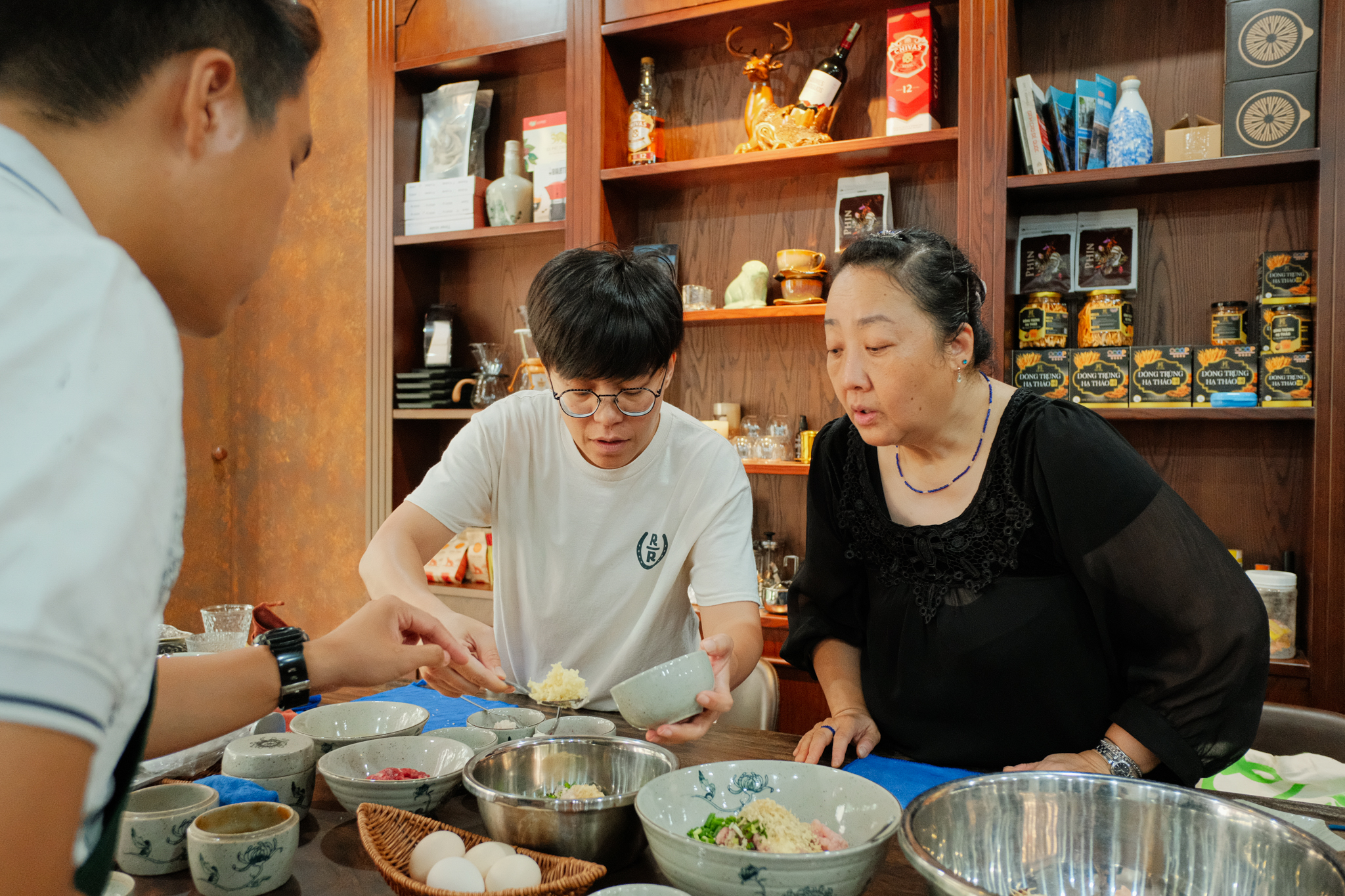 與當地人共餐：傳統餐點、市場導覽 & 免費品酒