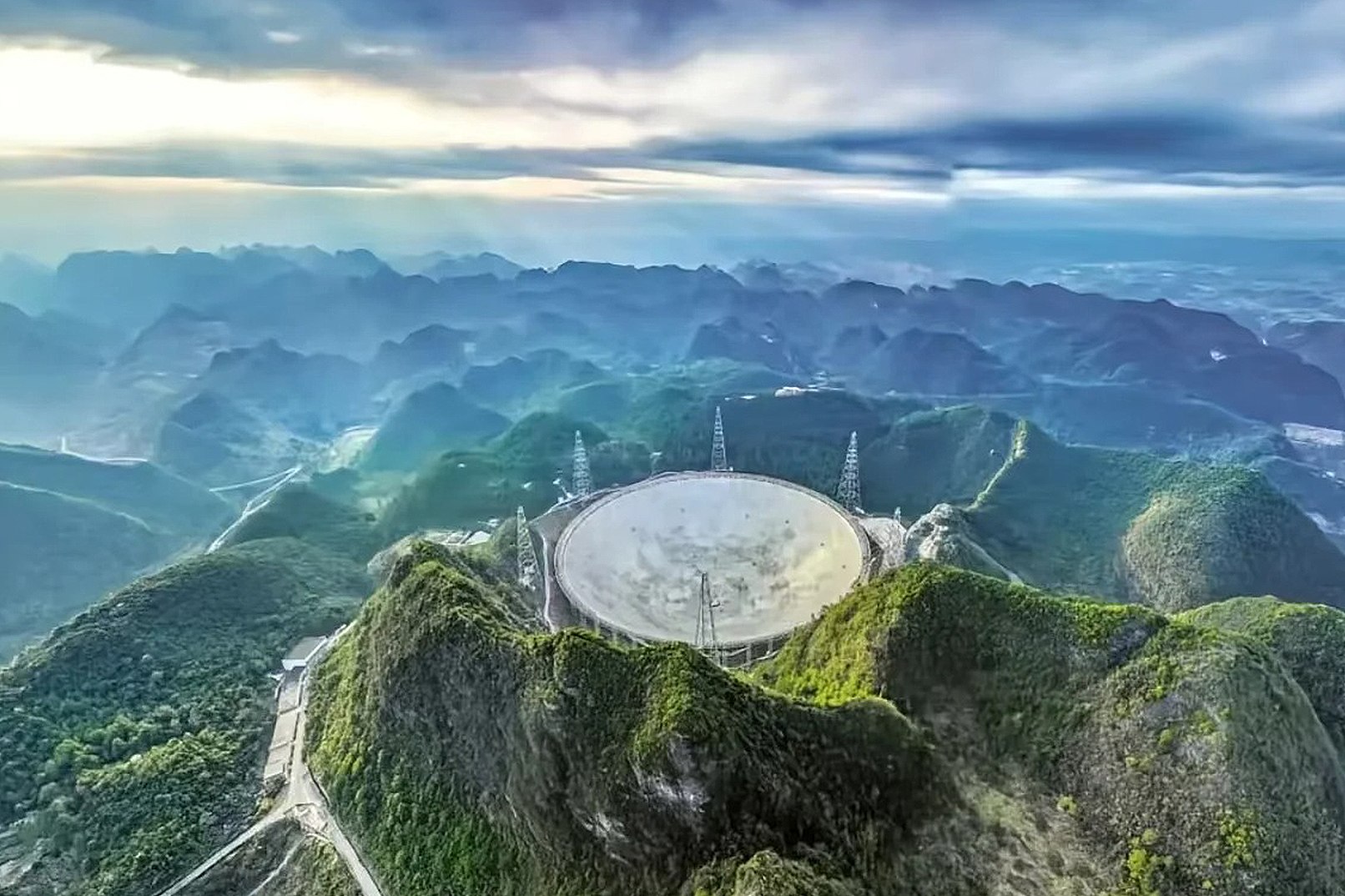 中國天眼景區（含擺渡車+天文體驗館+天象影院+FAST小課堂+VR體驗項目）：中國天眼FAST為全球最大500米口徑射電望遠鏡，宛如巨型天鍋坐落於貴州喀斯特窪地，能捕捉百億光年外的宇宙信號。登上觀景臺可俯瞰壯闊全景，景區配有天文體驗館、南仁東紀念館與球幕影院，兼具科普研學與震撼景觀，盡顯大國重器魅力，讓人感受宇宙浩瀚與科技榮光。