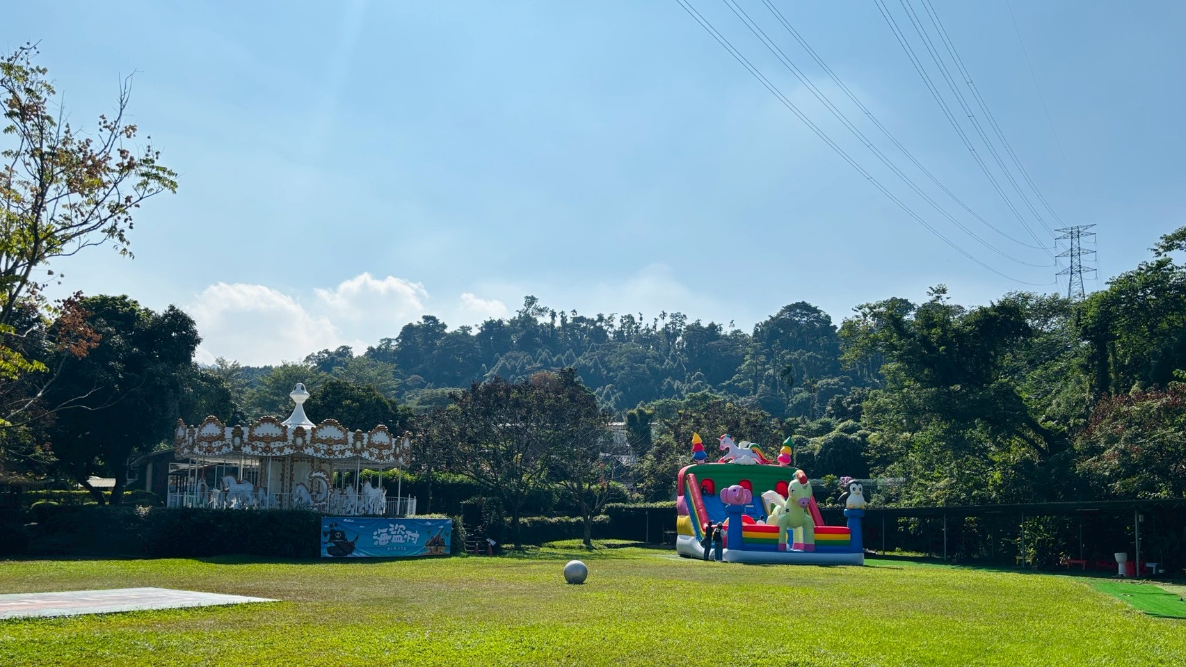 乘坐旋轉木馬享受悠閒的浪漫風光 乘坐旋轉木馬享受悠閒的浪漫風光