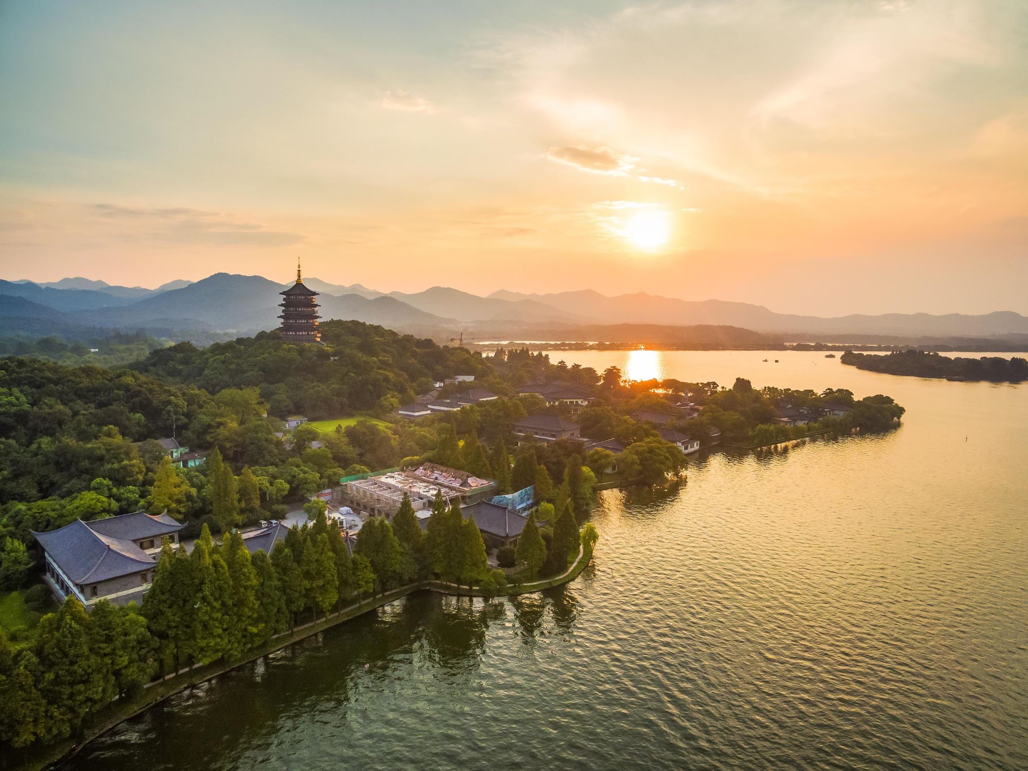 杭州3日漫遊(登靈隱寺飛來峰+賞西湖美景+觀雷鋒塔憶《白蛇傳》+逛清河坊南宋文化街+品乾隆御茶宴+江南風情+湖光山色+特色地方美食)