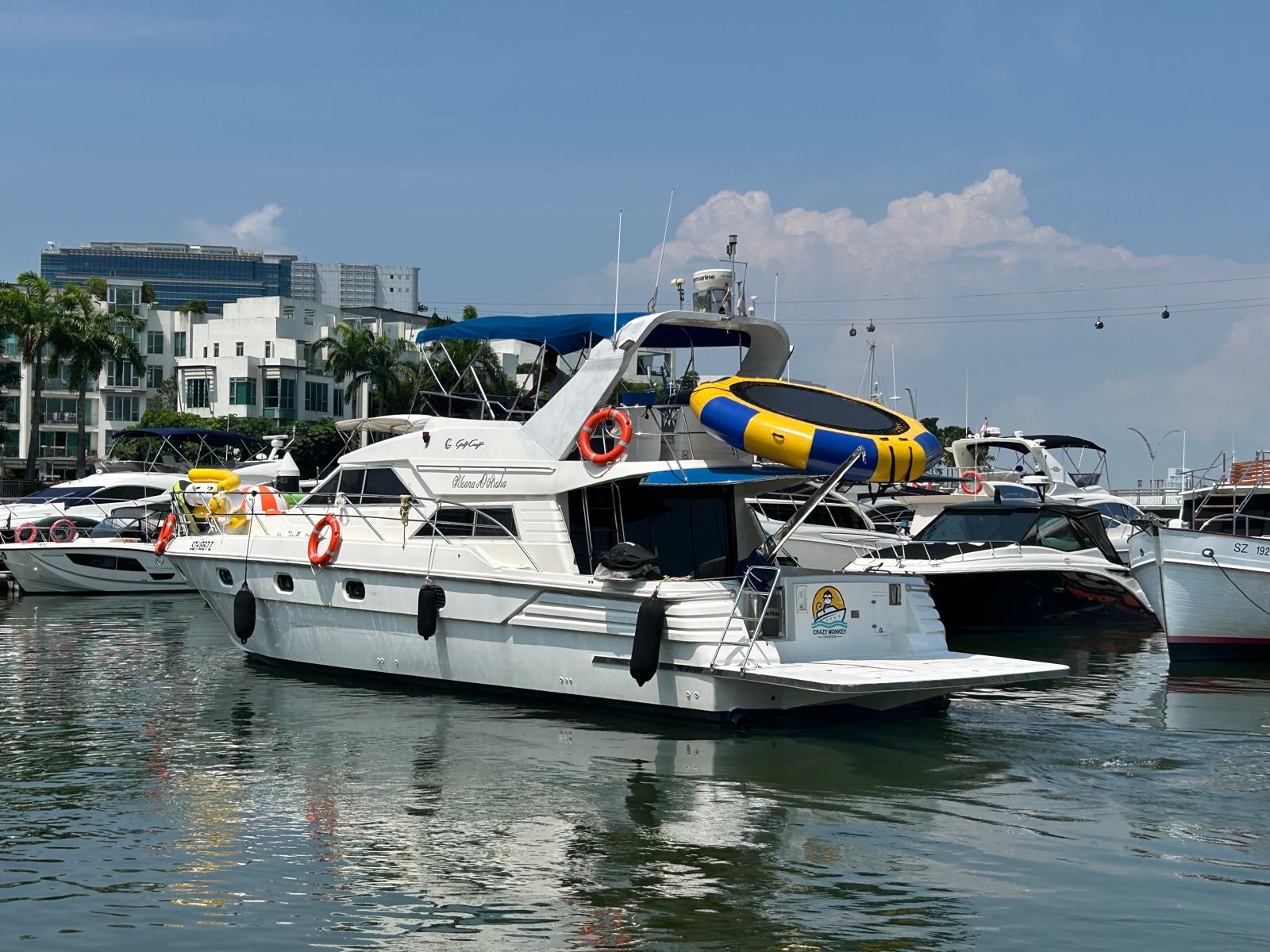 Private Yacht to Lazarus Island by Crazy Monkey