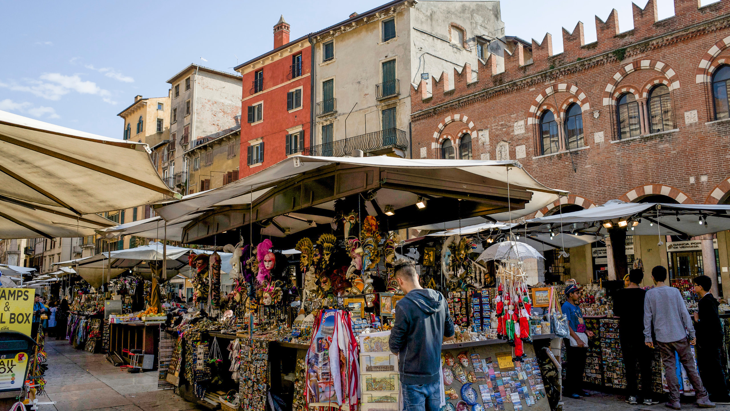 走進札格雷布 (Zagreb) 熱鬧的露天市集多拉茨市場 (Dolac Market)，五彩繽紛的新鮮農產品、在地美食和傳統風味，絕對讓您目不暇給。