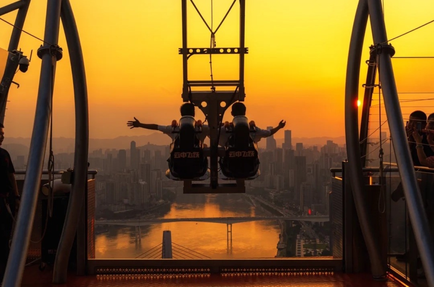 雲中飛躍：作為西南首個城市高空江景鞦韆，它以雙人乘坐為亮點，讓遊客在 250 米的高空體驗脫離地表、急速起落帶來的刺激與快感（此為方案雲中飛躍的配圖，僅供參考）